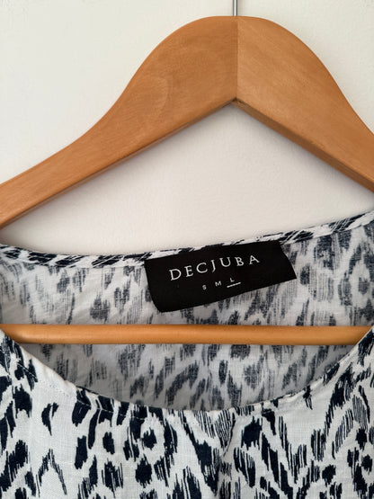 Decjuba Size L Short-Sleeved Top