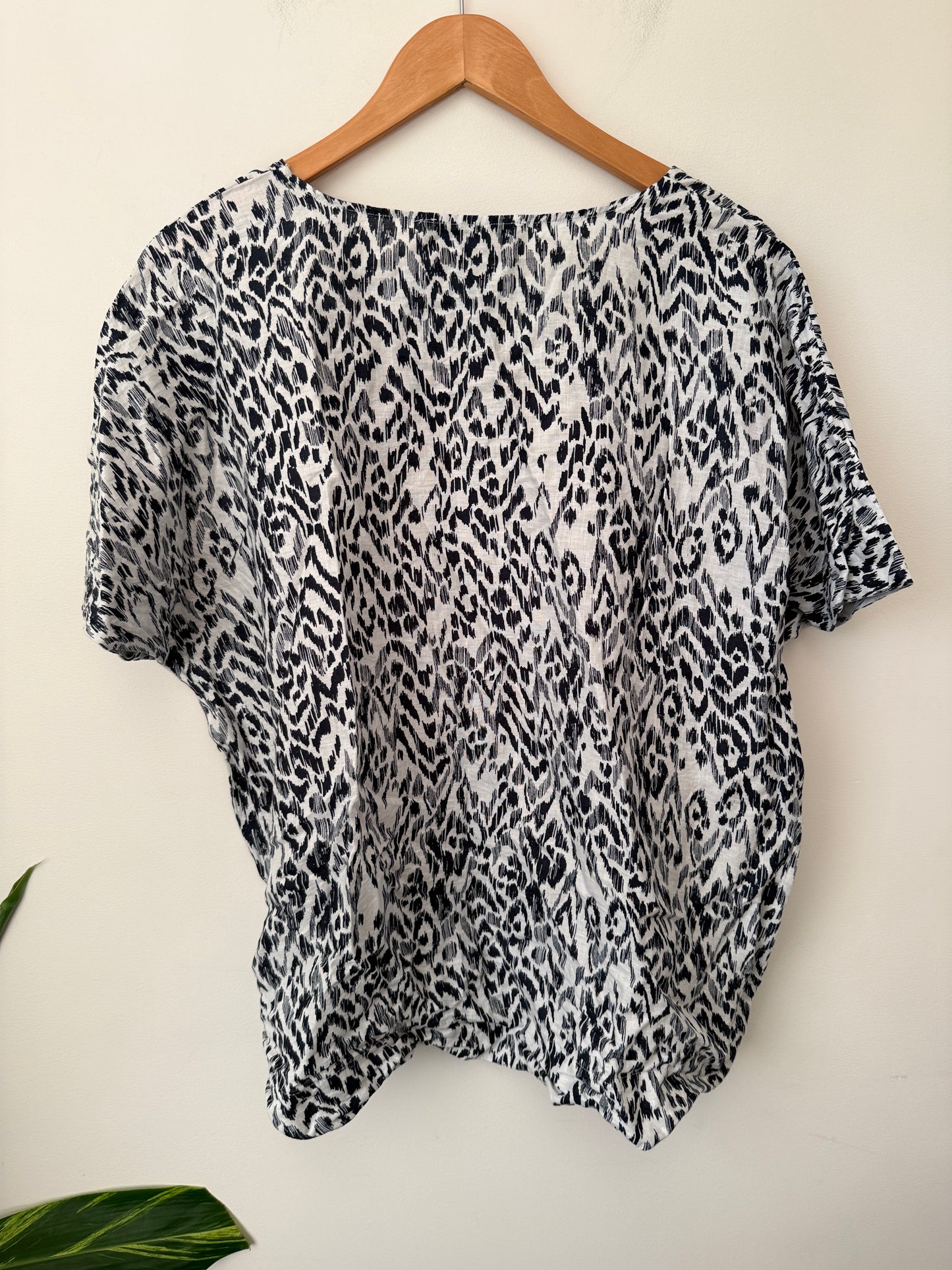Decjuba Size L Short-Sleeved Top