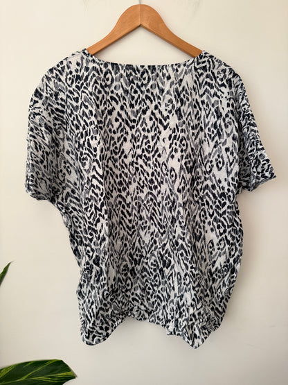 Decjuba Size L Short-Sleeved Top