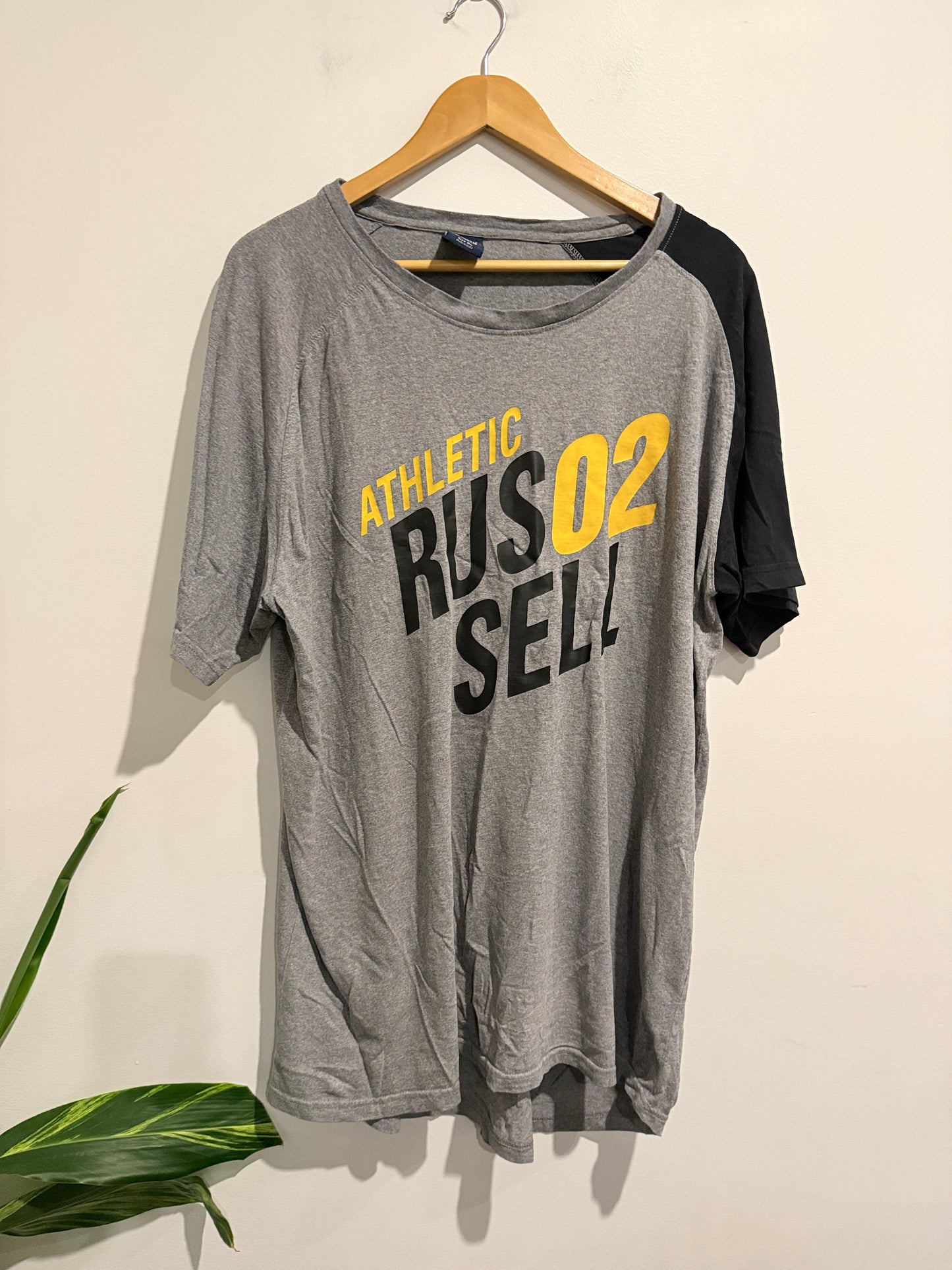 Russell Athletic Size XL Short-Sleeved Graphic T-Shirt