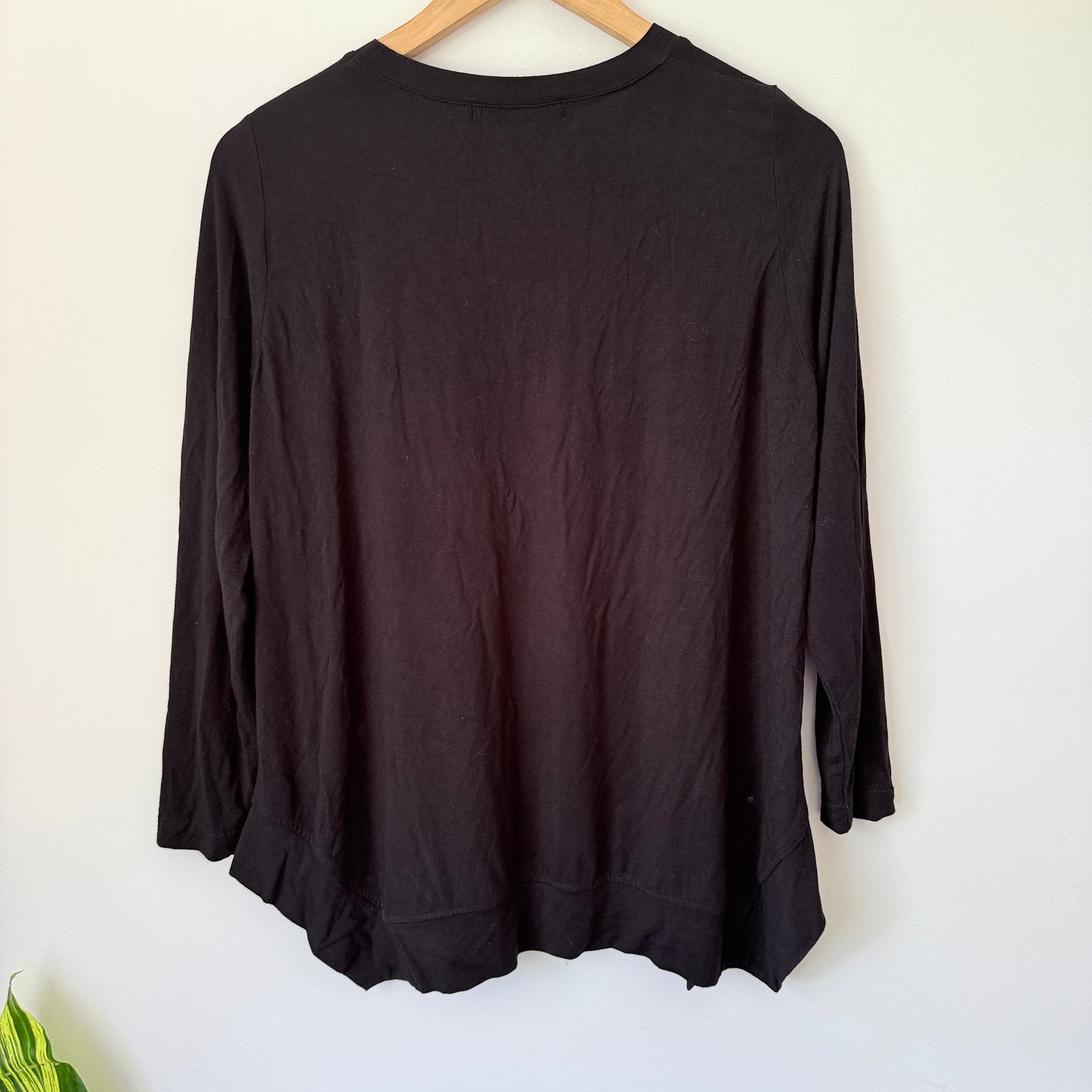 Succhi Collection by Susie Holland (NZ Made) Size U/Arm 49.5cm Black Viscose Top