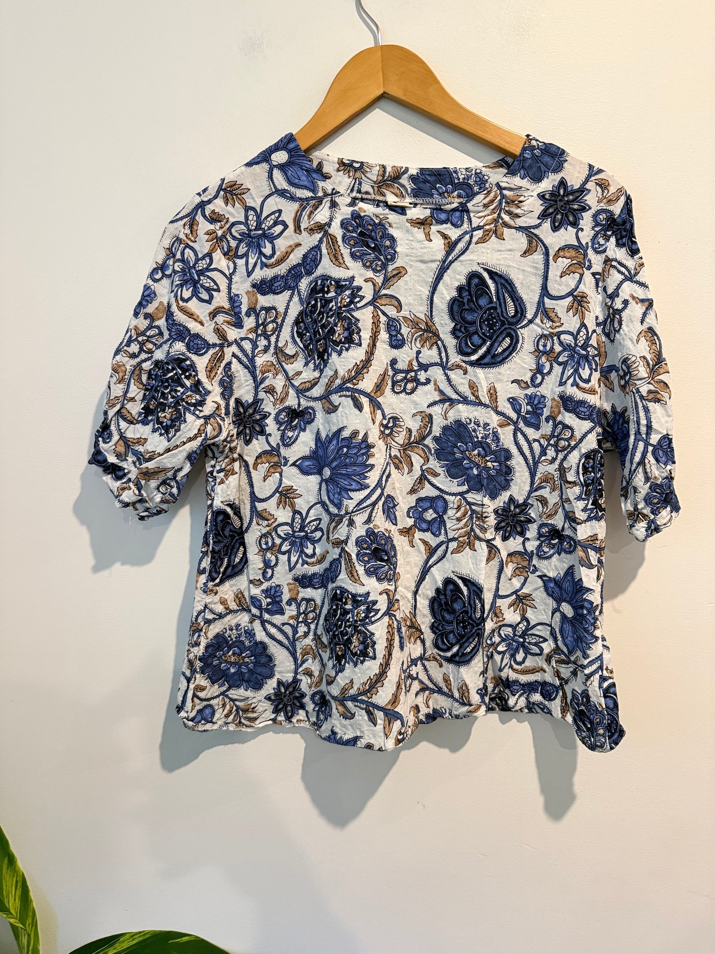 Aoya Size U/Arm to U/Arm 52cm Floral or Paisley Print Top