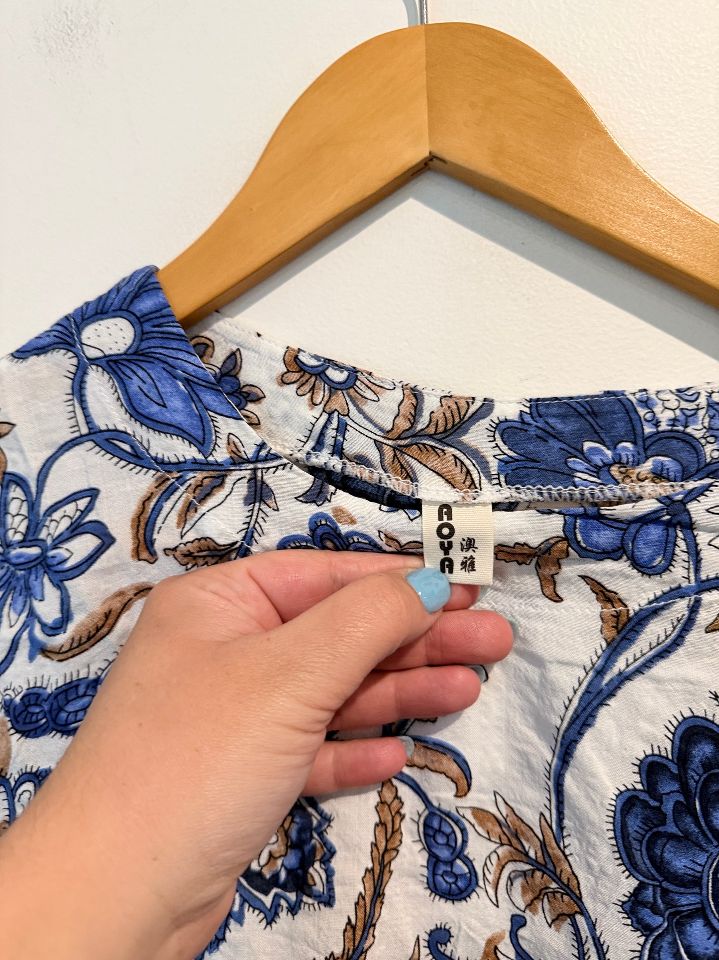 Aoya Size U/Arm to U/Arm 52cm Floral or Paisley Print Top