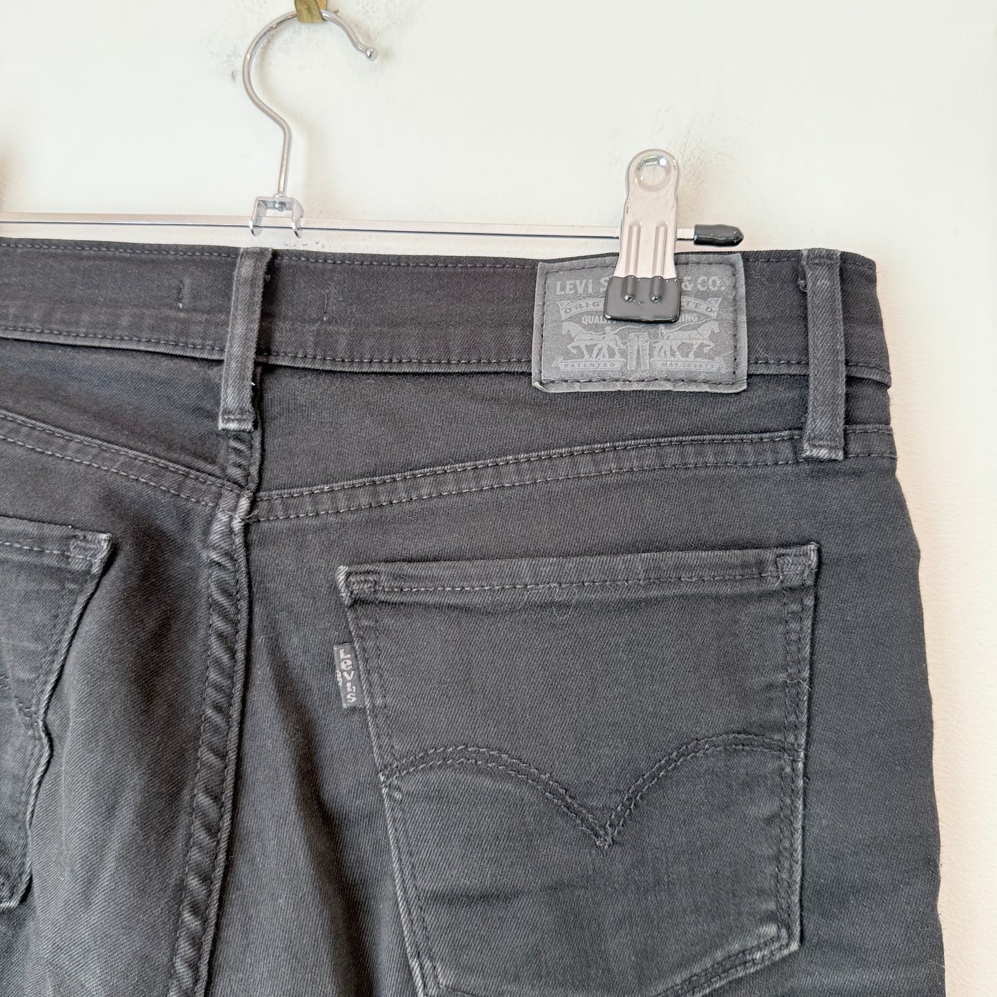 Levi Size 28 Black Skinny Jeans