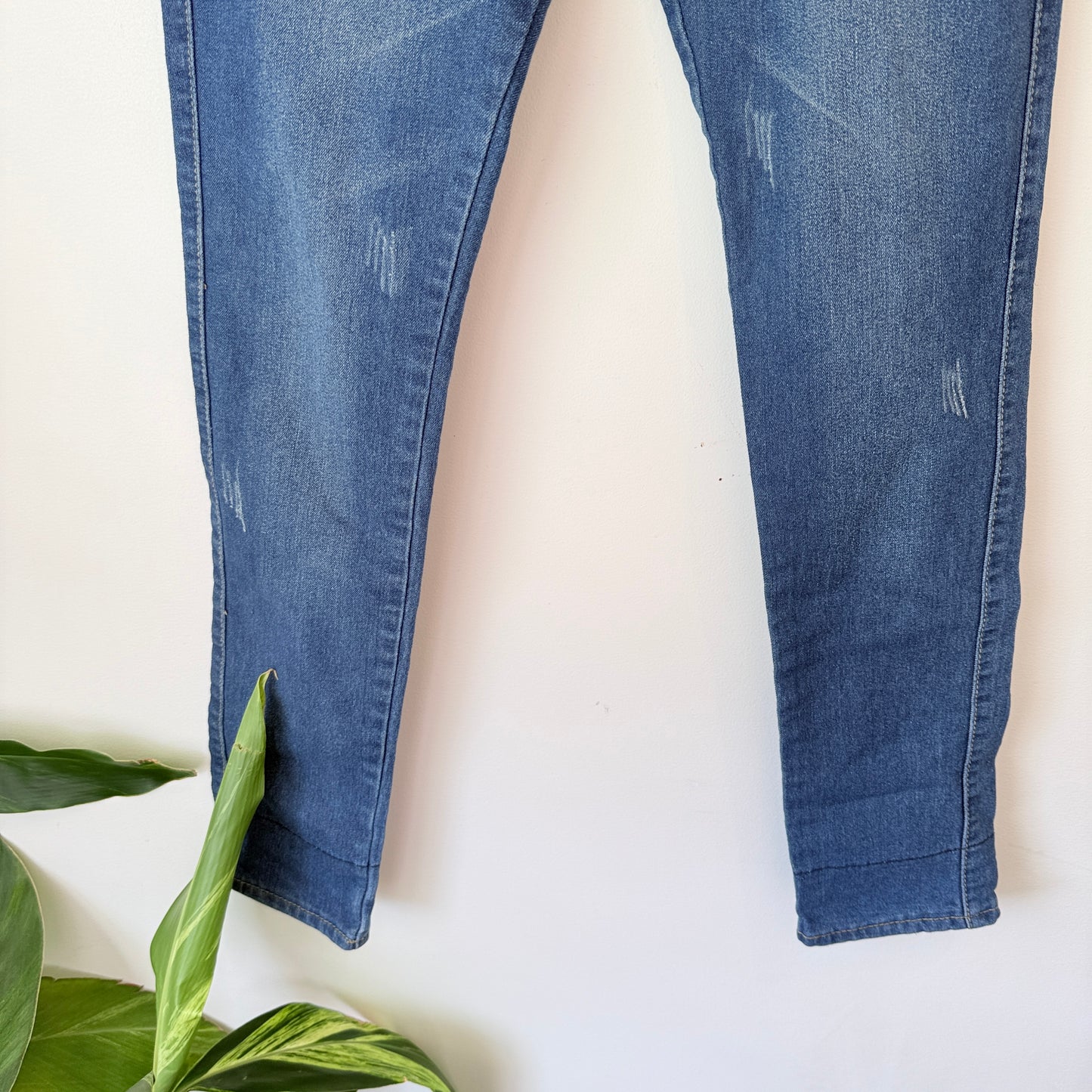 Brand Unknown Size 30 Medium-Dark Wash Jeans