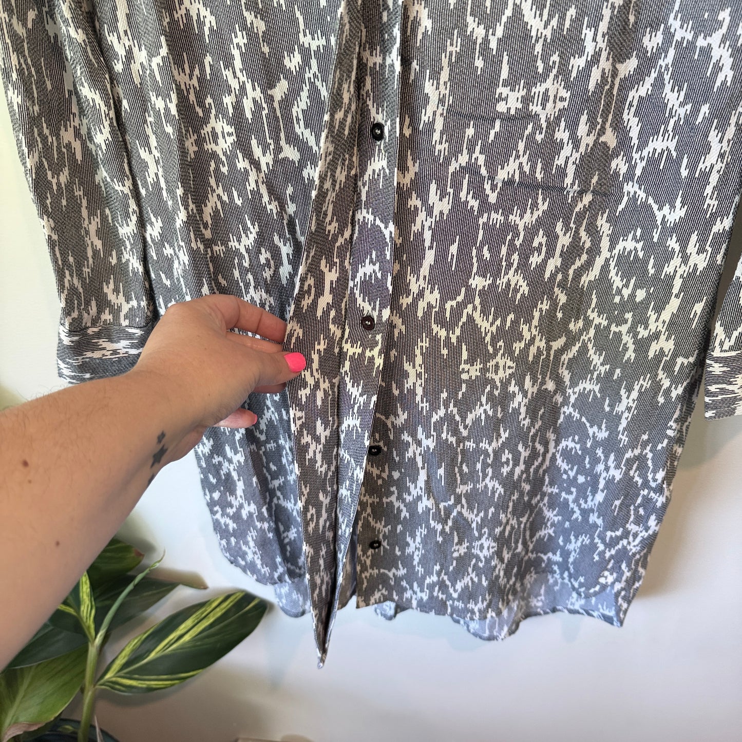 Witchery Size 8 Gray & White Abstract Print Long-Sleeve Dress