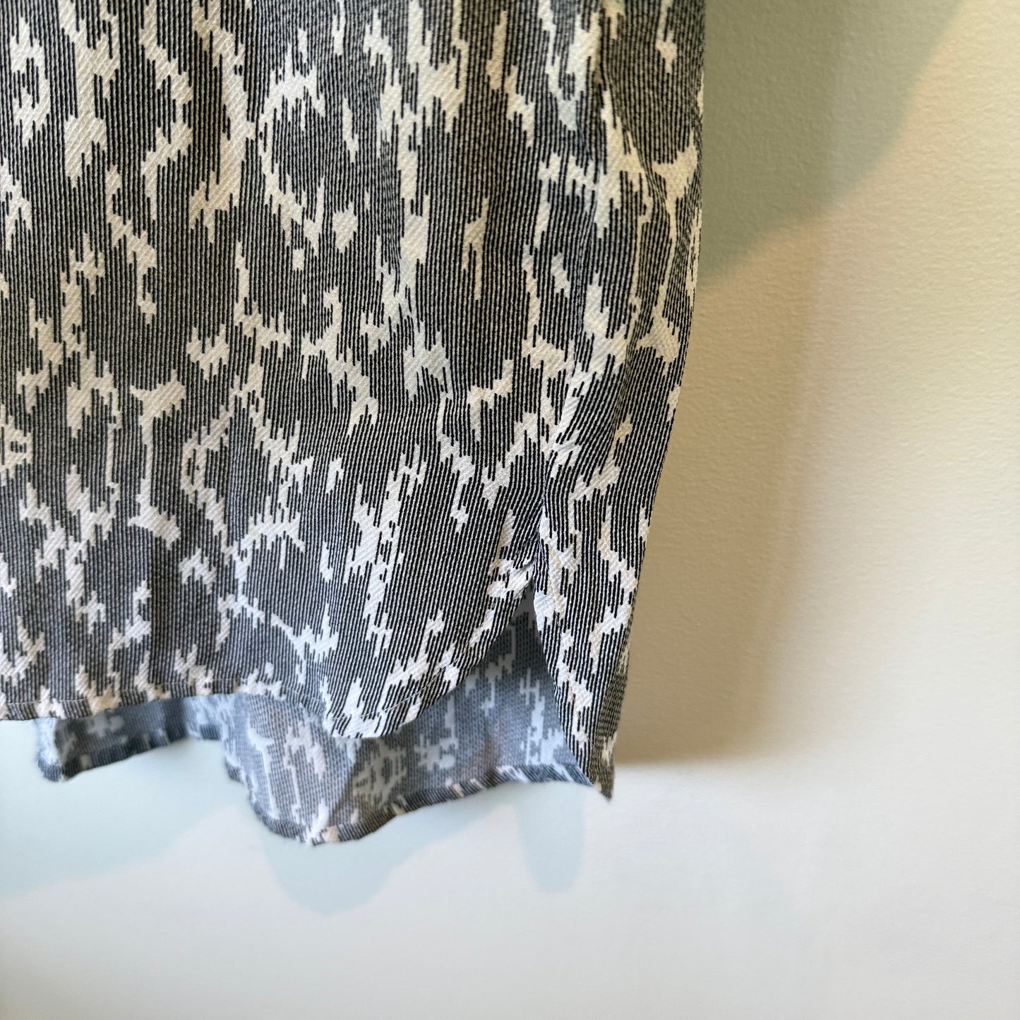 Witchery Size 8 Gray & White Abstract Print Long-Sleeve Dress