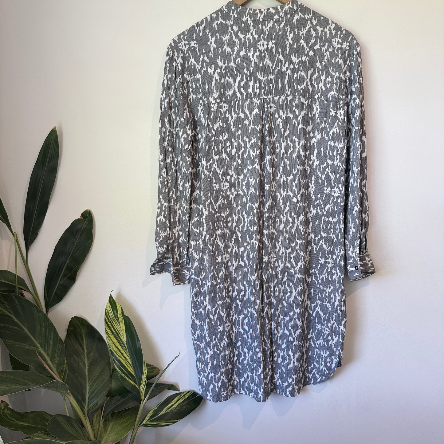 Witchery Size 8 Gray & White Abstract Print Long-Sleeve Dress