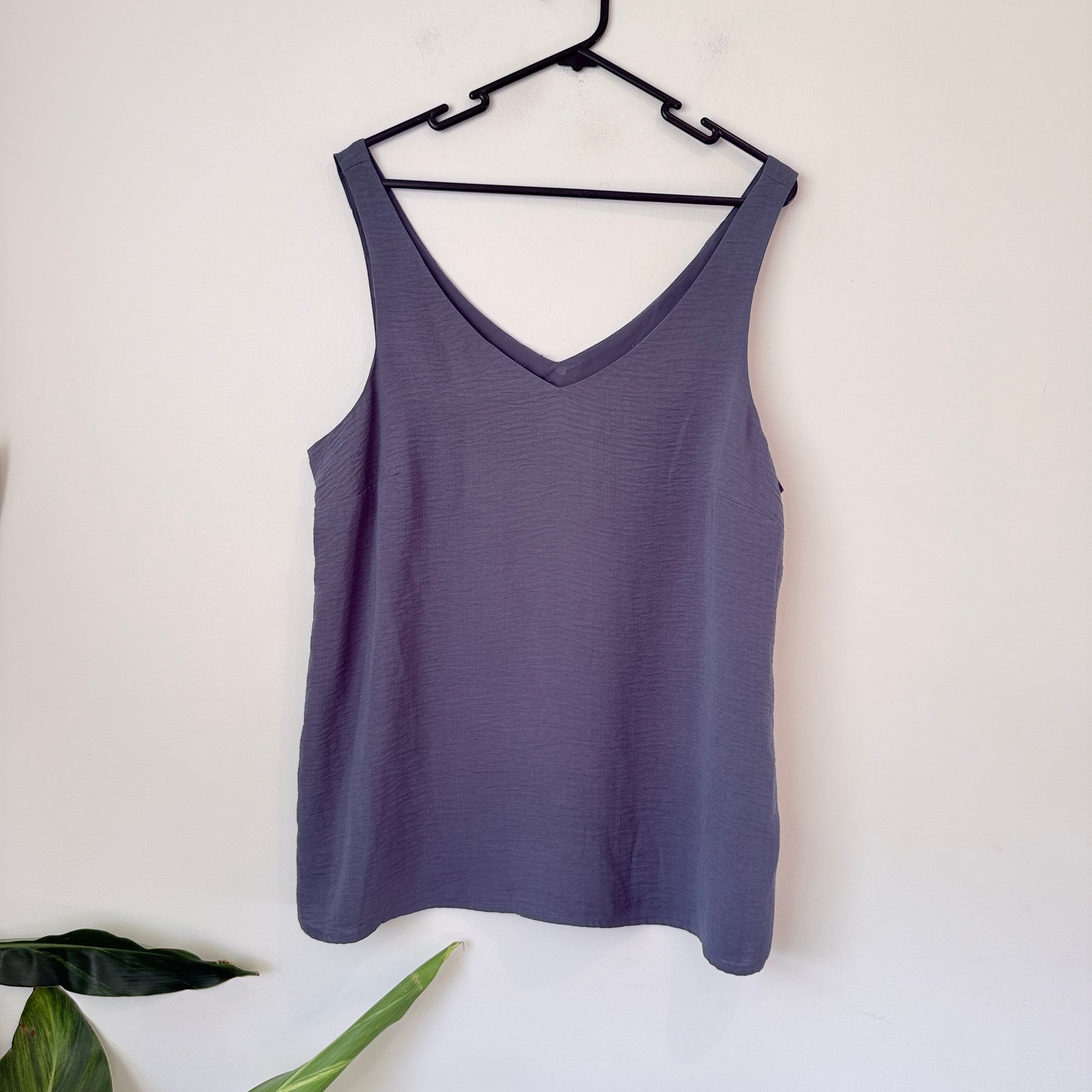 Brand Unknown Size U/Arm to U/Arm 54cm V-Neck Sleeveless Top
