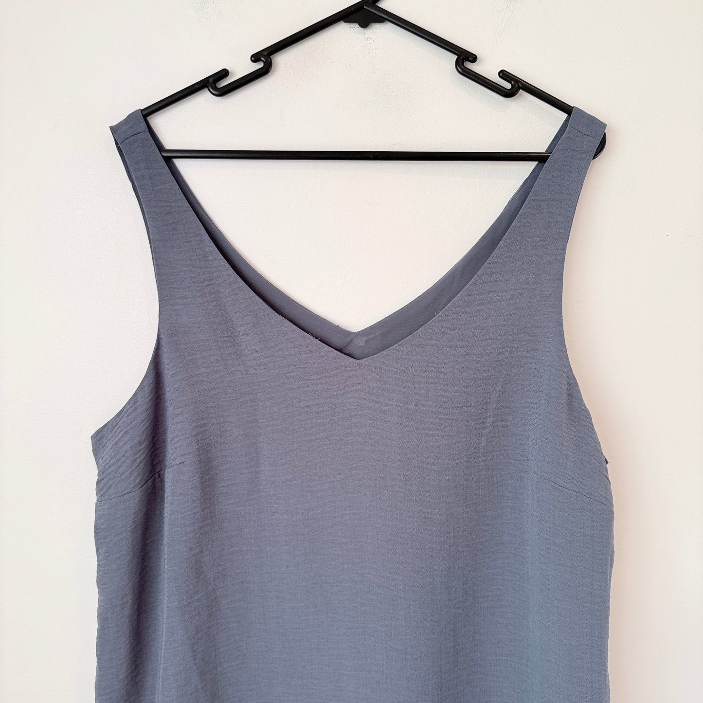 Brand Unknown Size U/Arm to U/Arm 54cm V-Neck Sleeveless Top