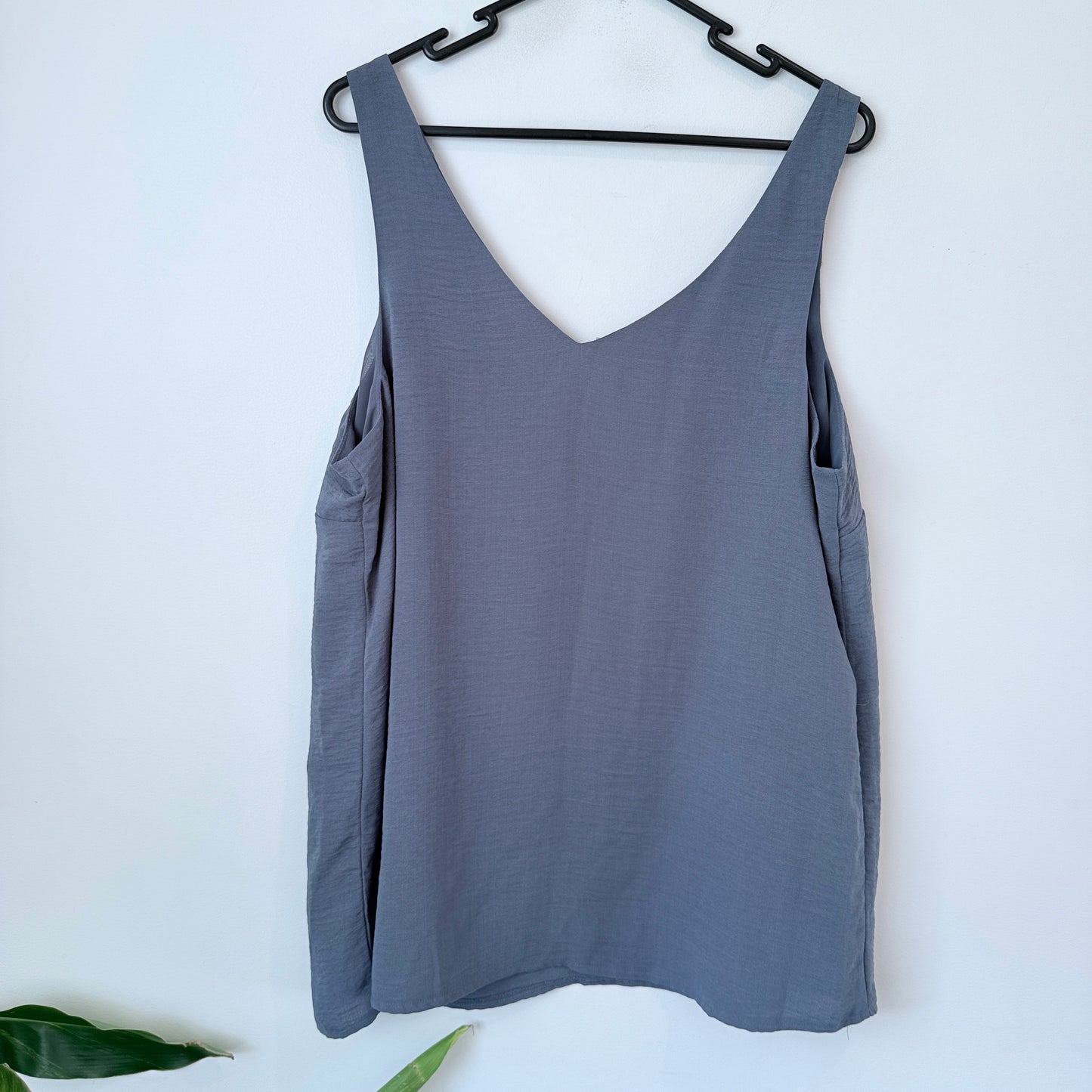 Brand Unknown Size U/Arm to U/Arm 54cm V-Neck Sleeveless Top