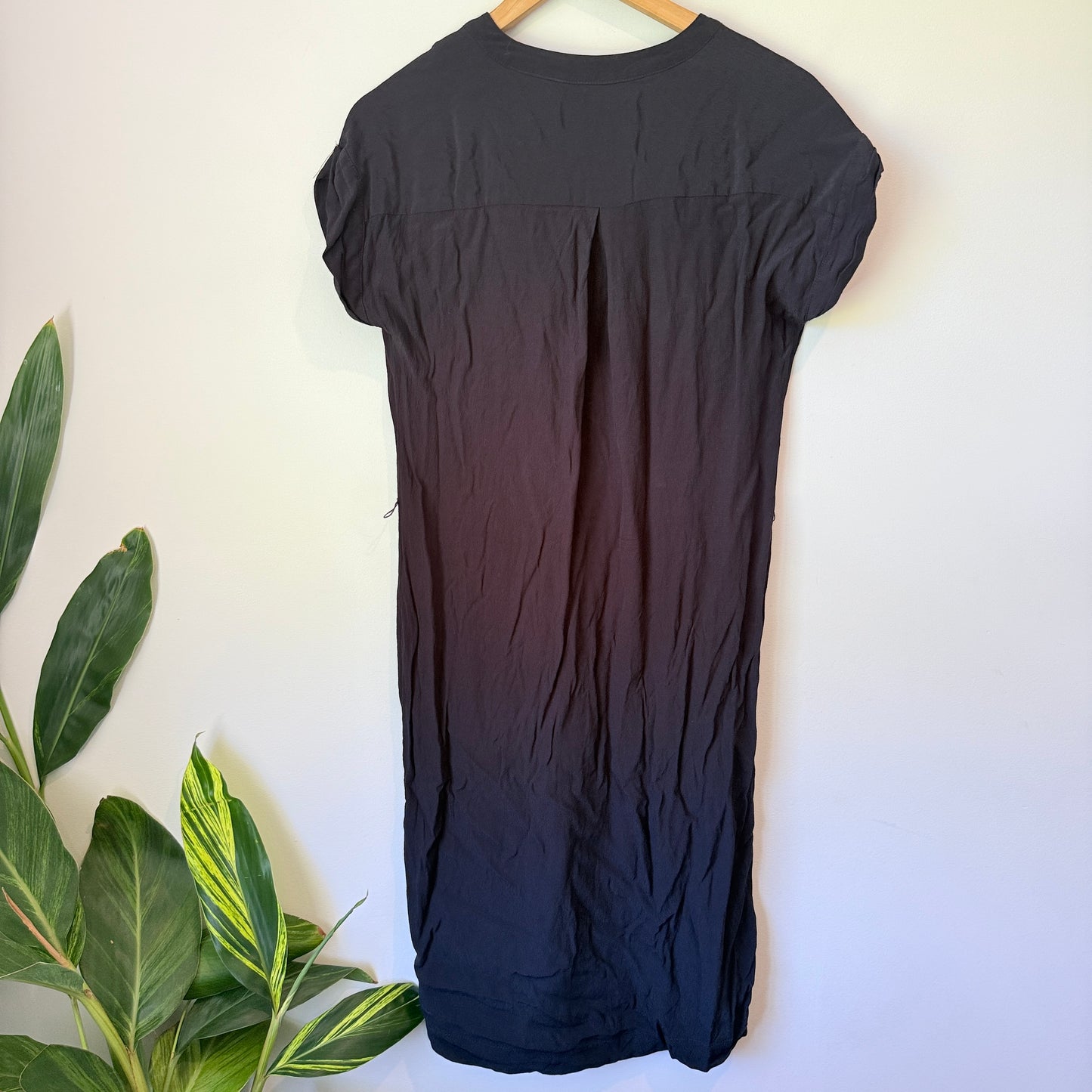 Max Size 6 Black V-Neck Shift Dress
