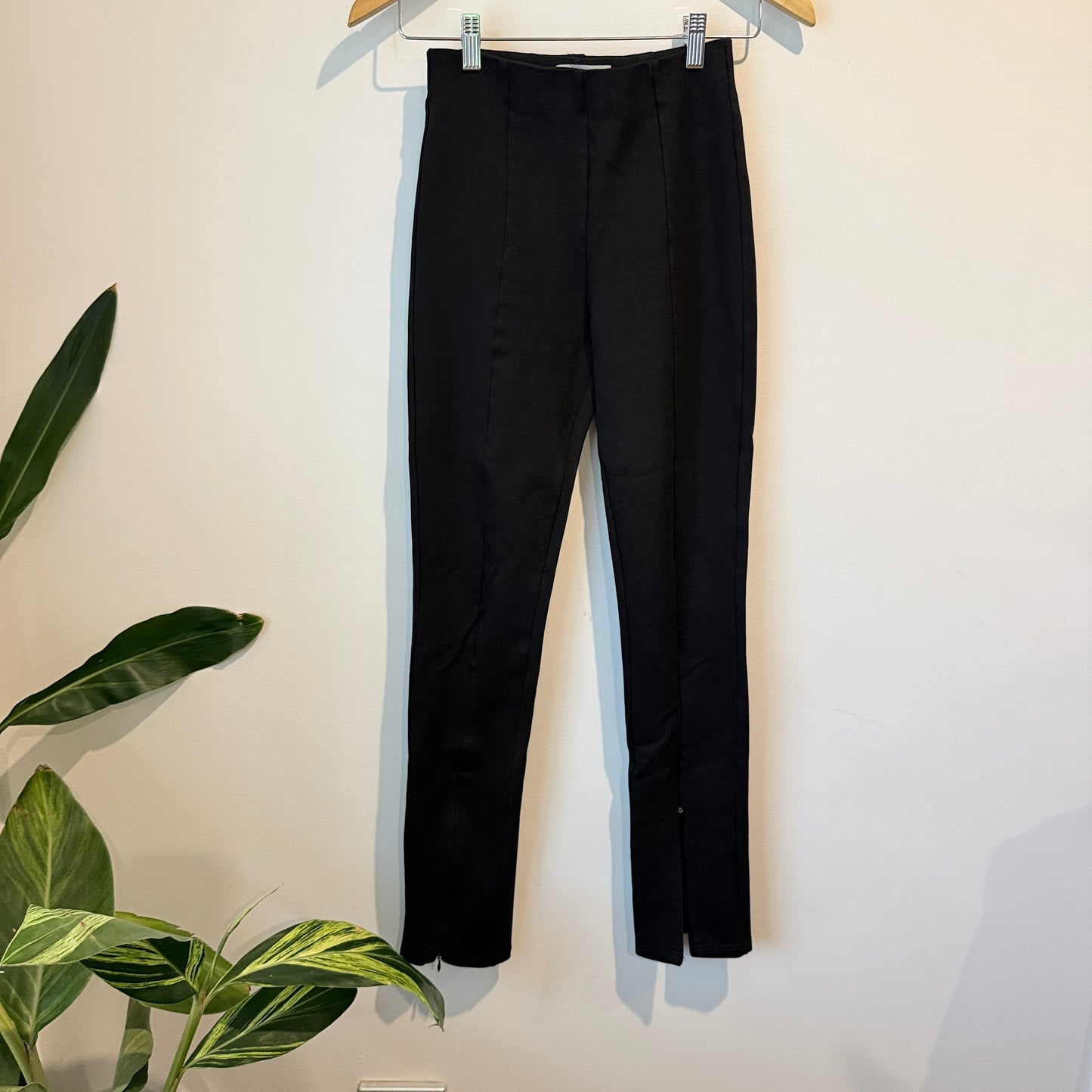 Madison The Label Size XS Black Zip Leg Pants