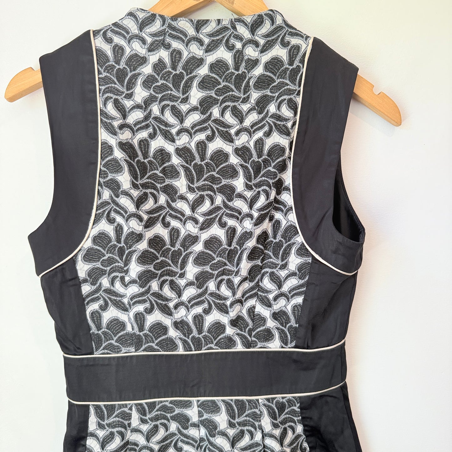 Cue Floral Jacquard Dress Size 8