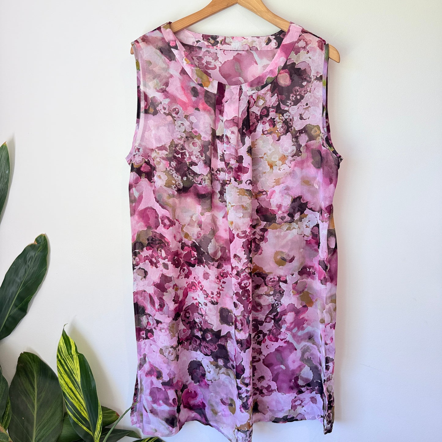 Abstract Floral Sleeveless Blouse Size U/Arm 55cm - Size 20