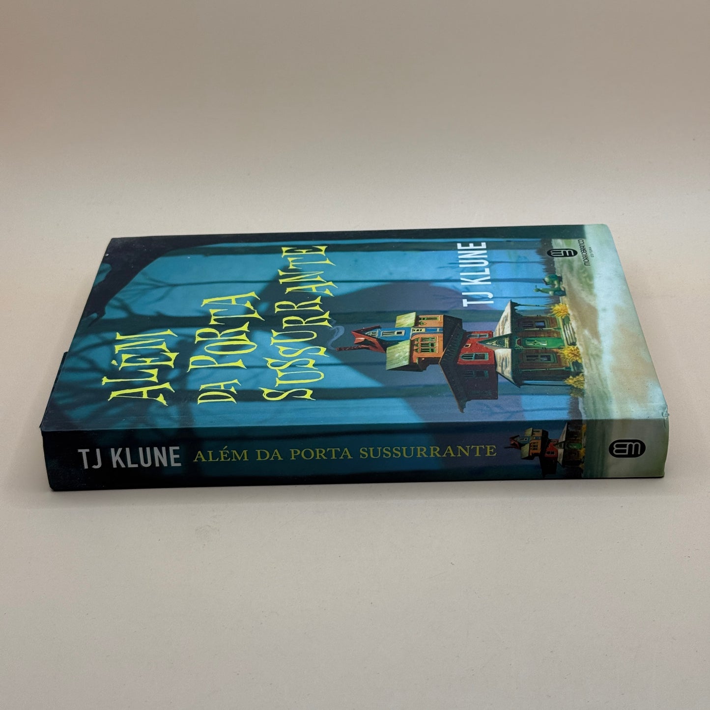 Além da Porta Sussurrante by TJ Klune - Portuguese edition