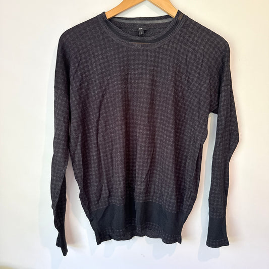 Cue Textured Knit Long Sleeve Sweater in Charcoal – Size M