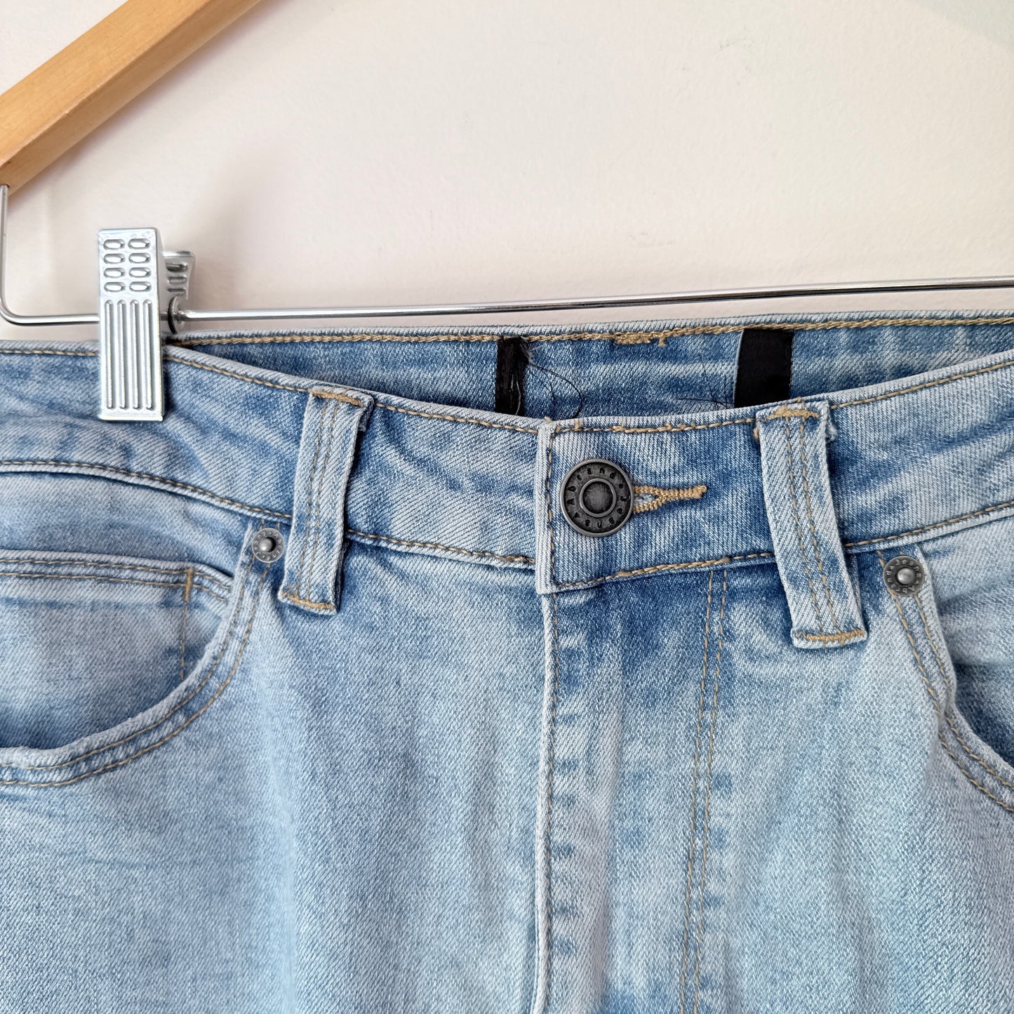 A Brand Dropped Skinny Size 28 Light-Wash Jeans