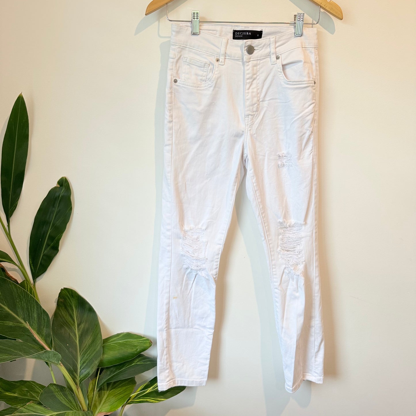 Decjuba Size 6 White Distressed Skinny Jeans