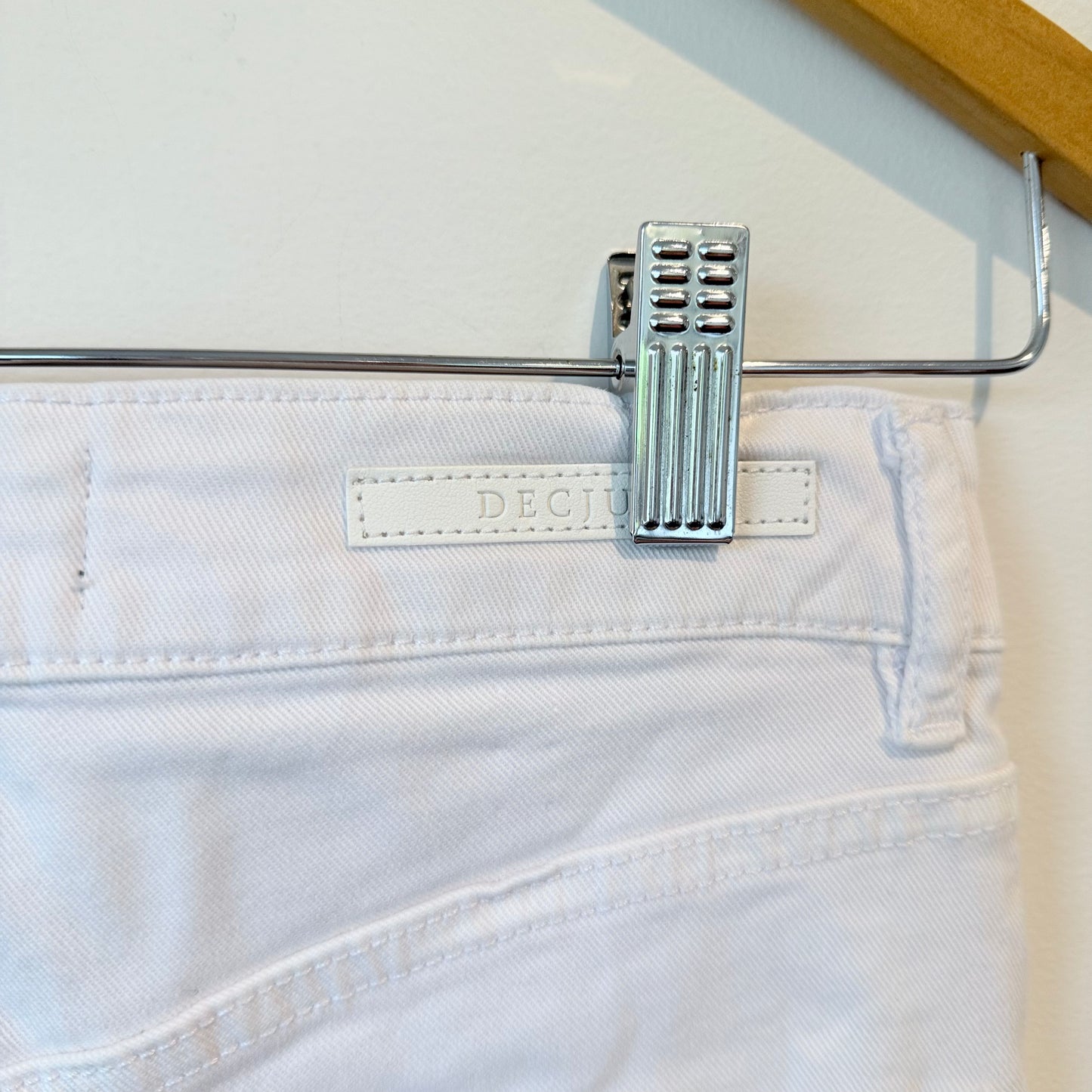 Decjuba Size 6 White Distressed Skinny Jeans