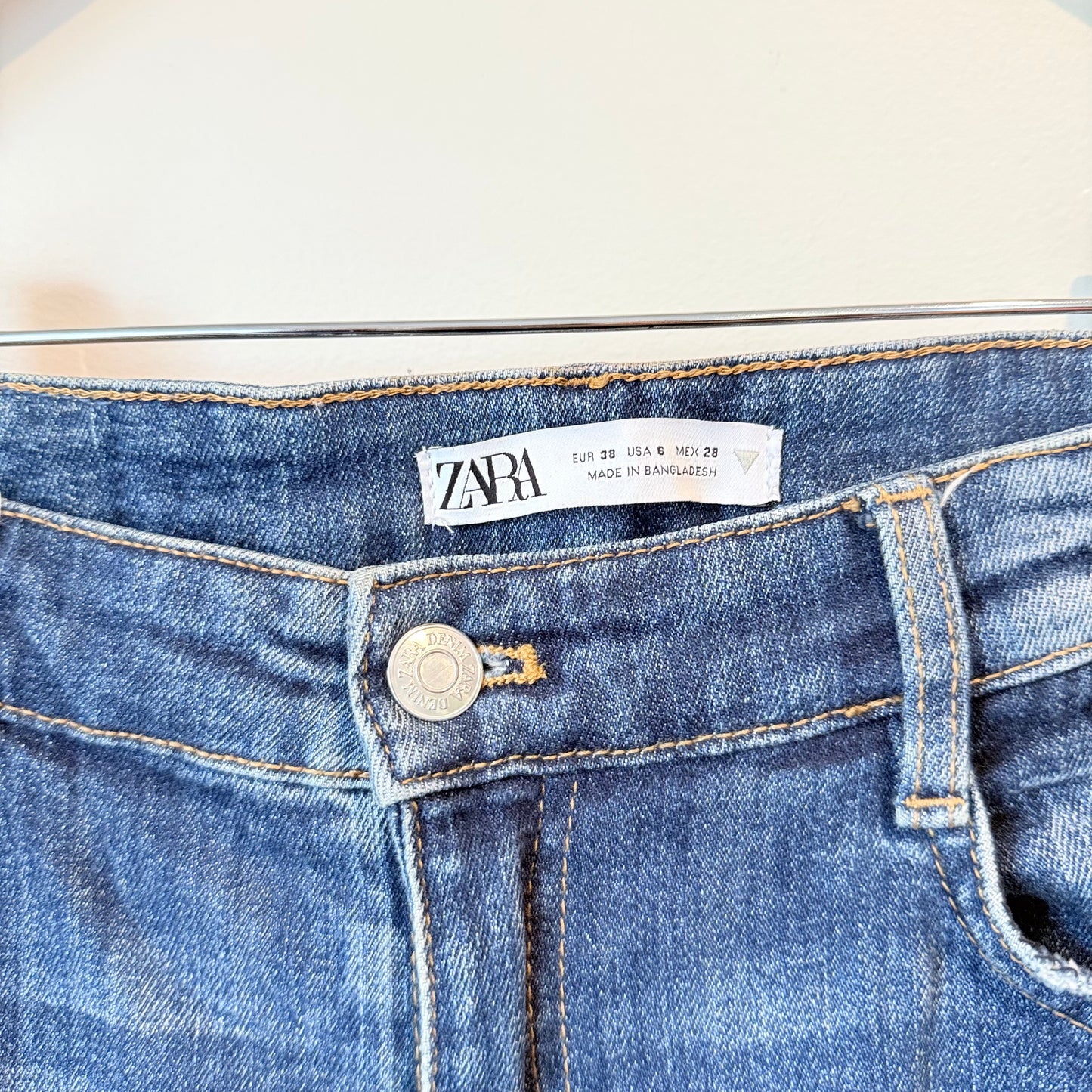 Zara Size 6 Mid-Rise Distressed Denim Skinny Jeans