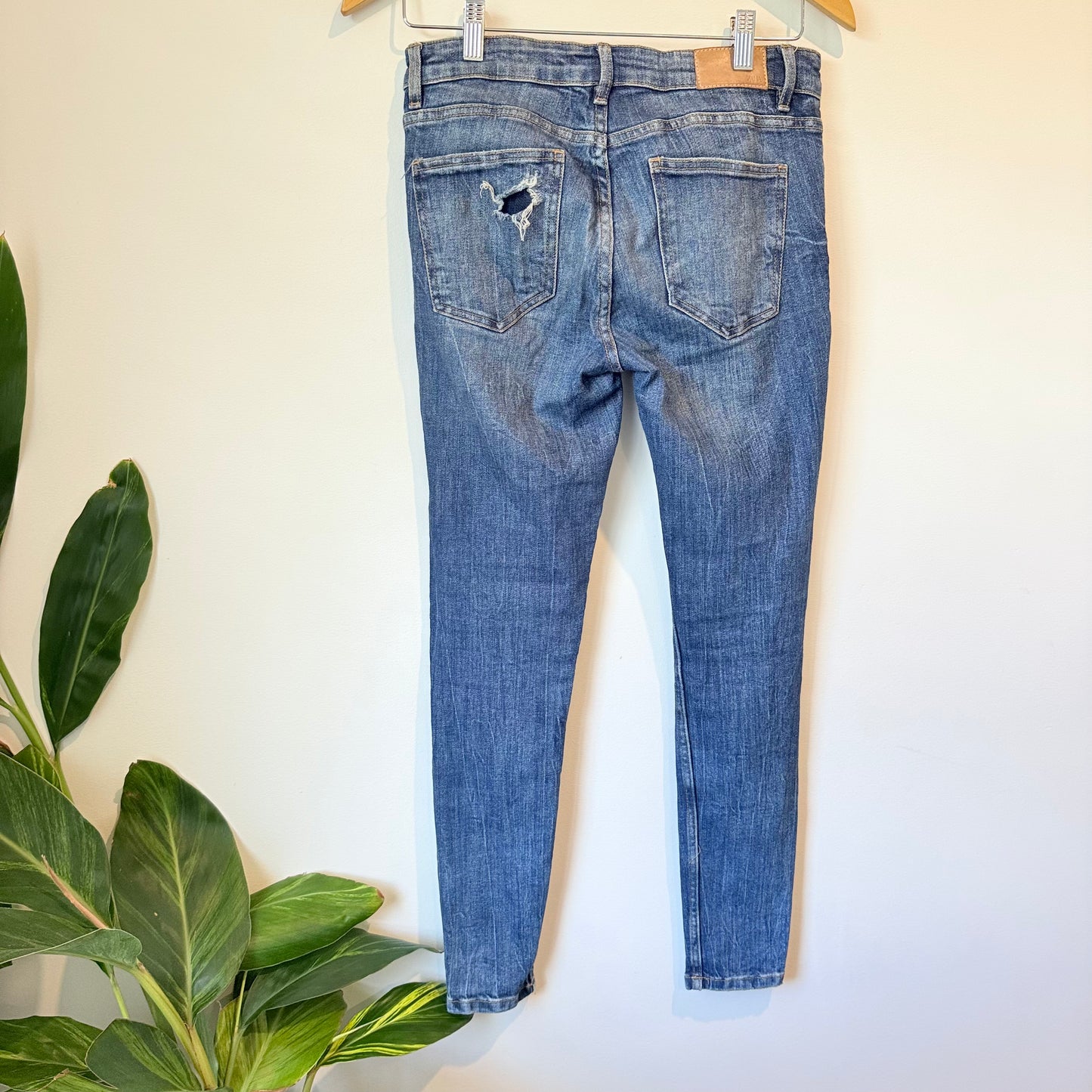 Zara Size 6 Mid-Rise Distressed Denim Skinny Jeans