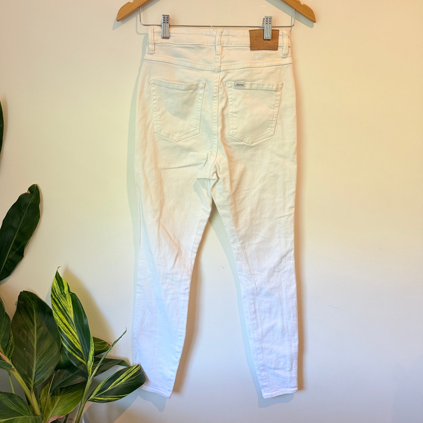 Riders Size 7 White Distressed Skinny Jeans