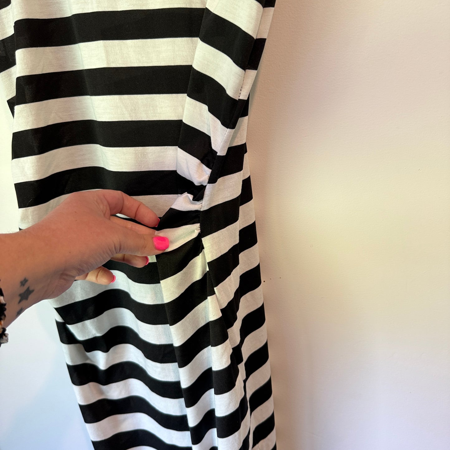 Boohoo Size 6 Black & White Striped Stretch-Knit Midi Dress
