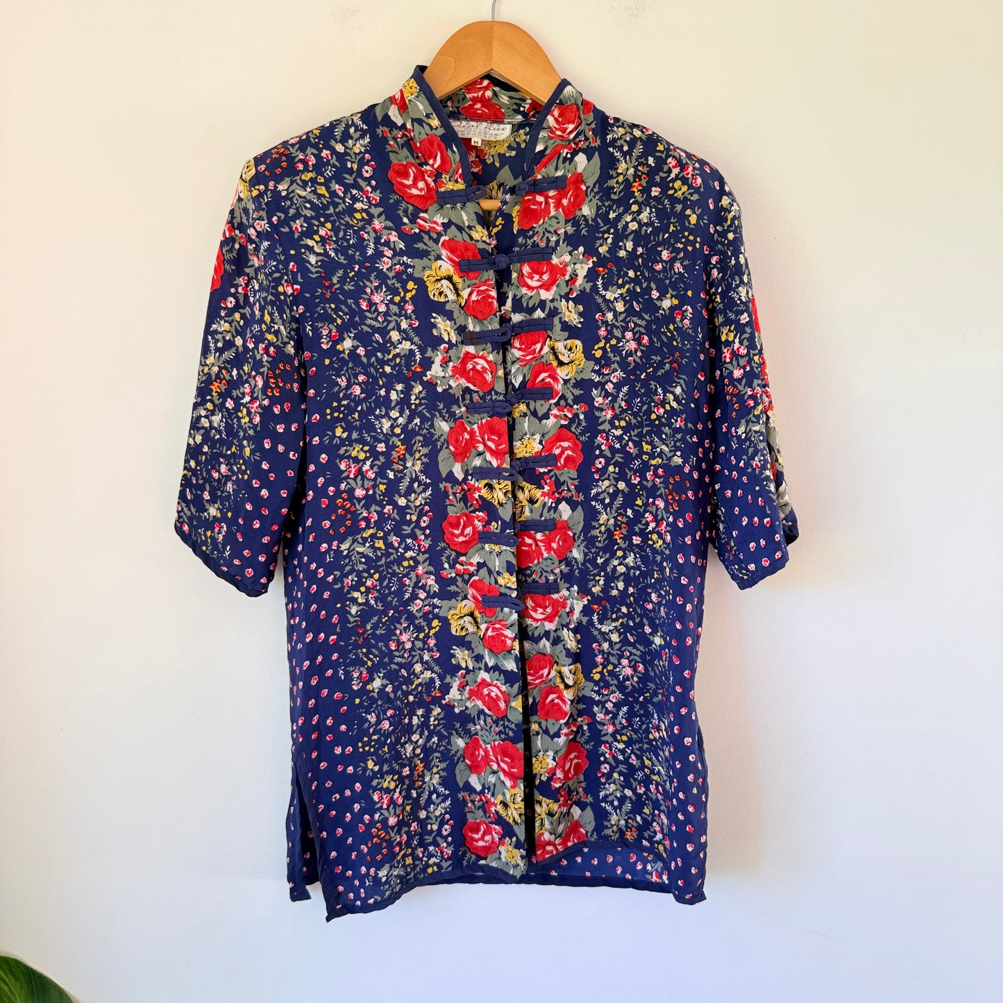 Qiao Nuo Size M (44cm U/Arm) – Floral 100% Silk Batik Shirt