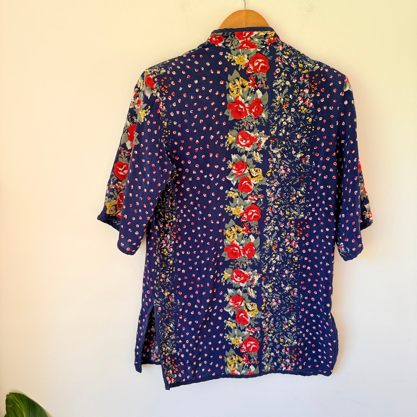 Qiao Nuo Size M (44cm U/Arm) – Floral 100% Silk Batik Shirt
