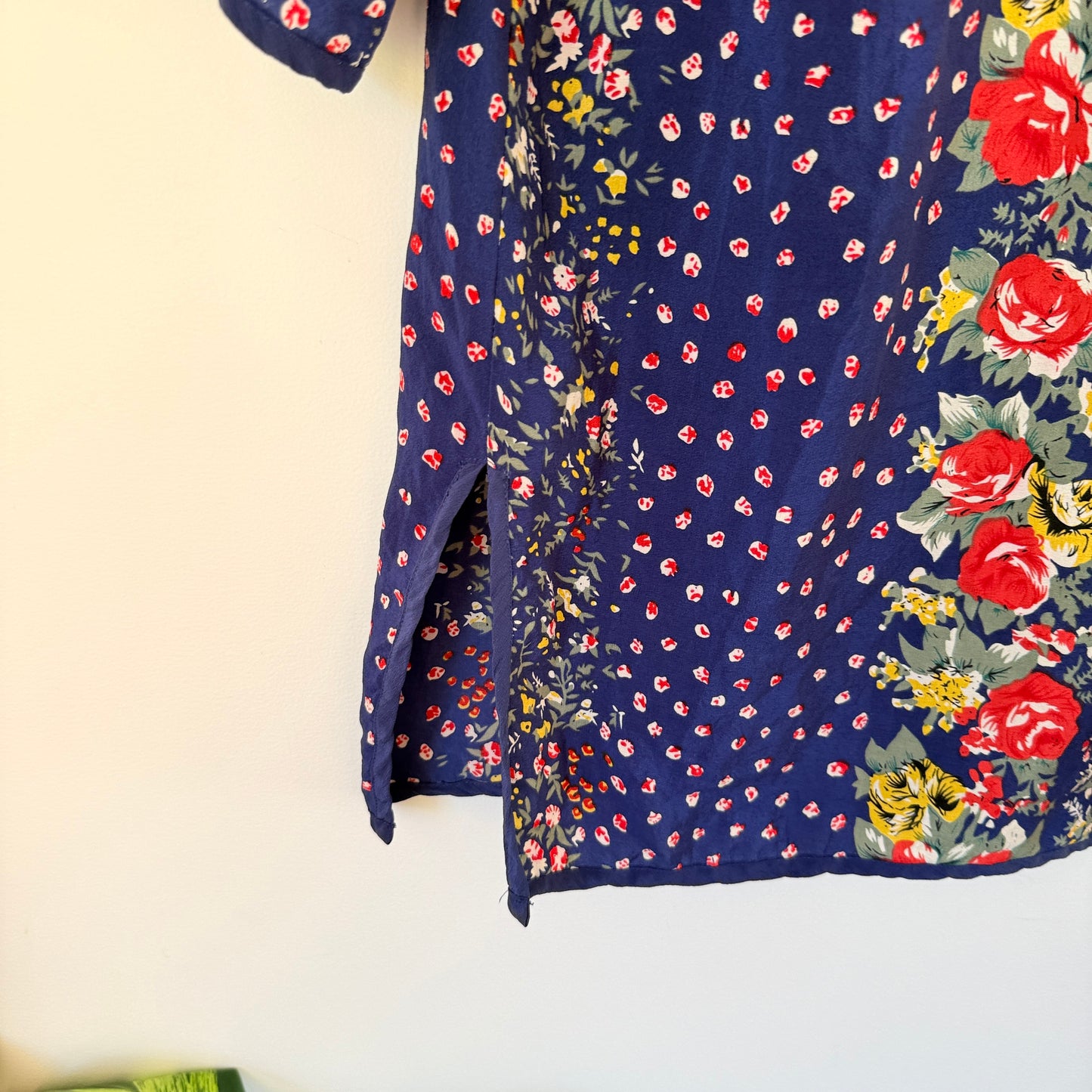 Qiao Nuo Size M (44cm U/Arm) – Floral 100% Silk Batik Shirt
