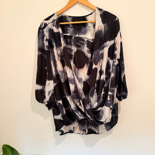 Brand Unknown Size U/Arm to U/Arm 59cm – Low Cowl Front Top