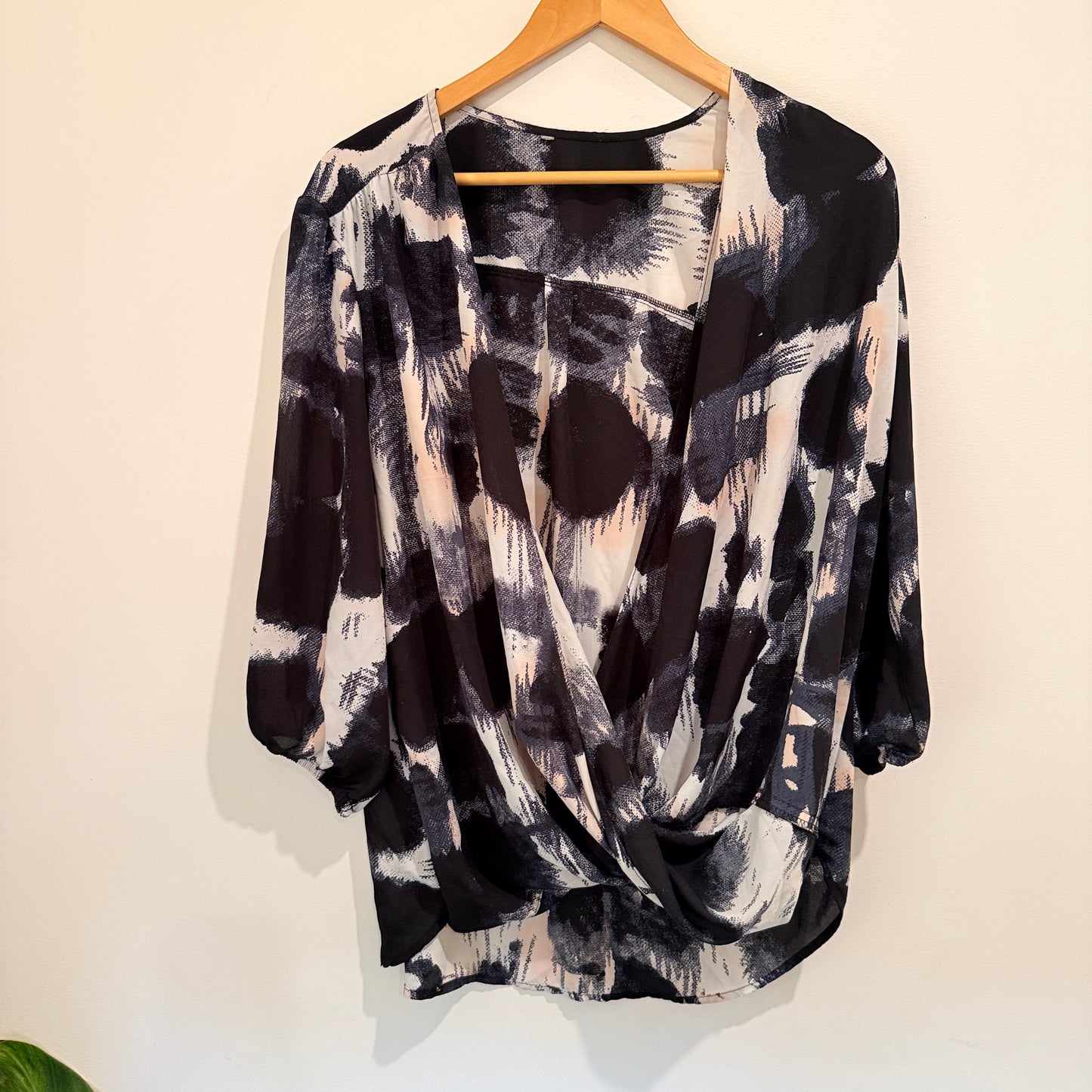 Brand Unknown Size U/Arm to U/Arm 59cm – Low Cowl Front Top