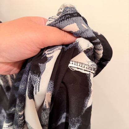 Brand Unknown Size U/Arm to U/Arm 59cm – Low Cowl Front Top