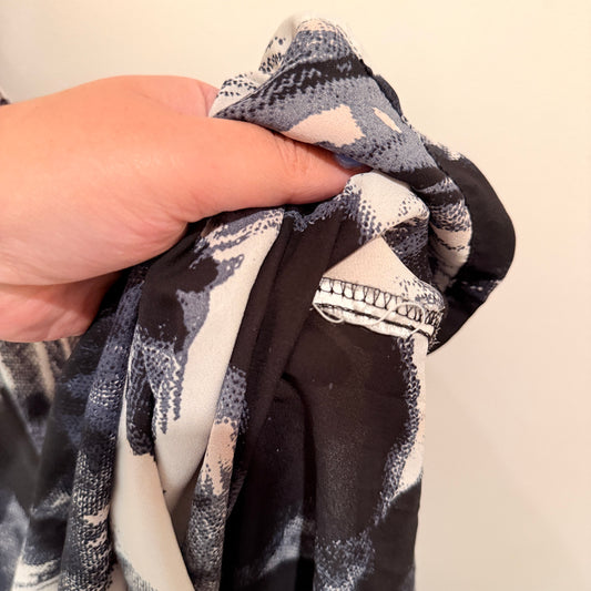 Brand Unknown Size U/Arm to U/Arm 59cm – Low Cowl Front Top
