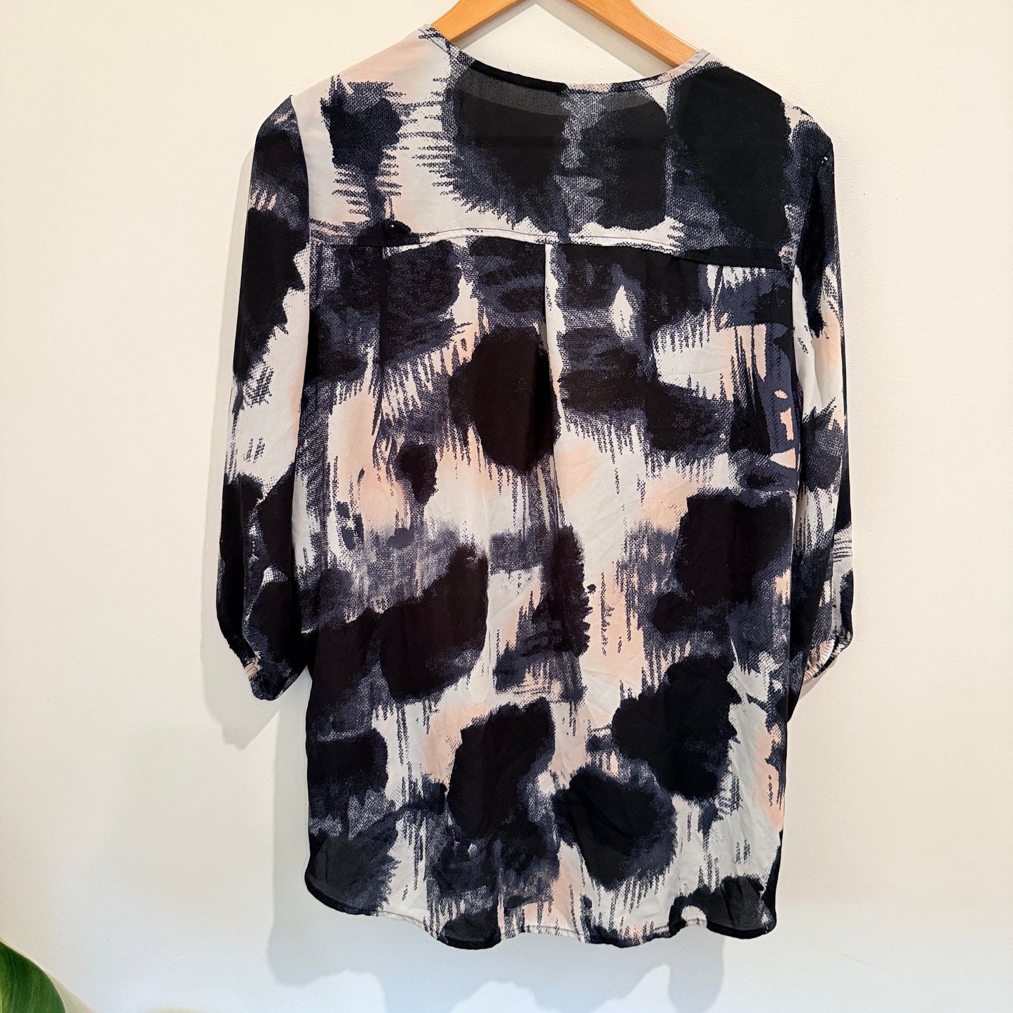 Brand Unknown Size U/Arm to U/Arm 59cm – Low Cowl Front Top