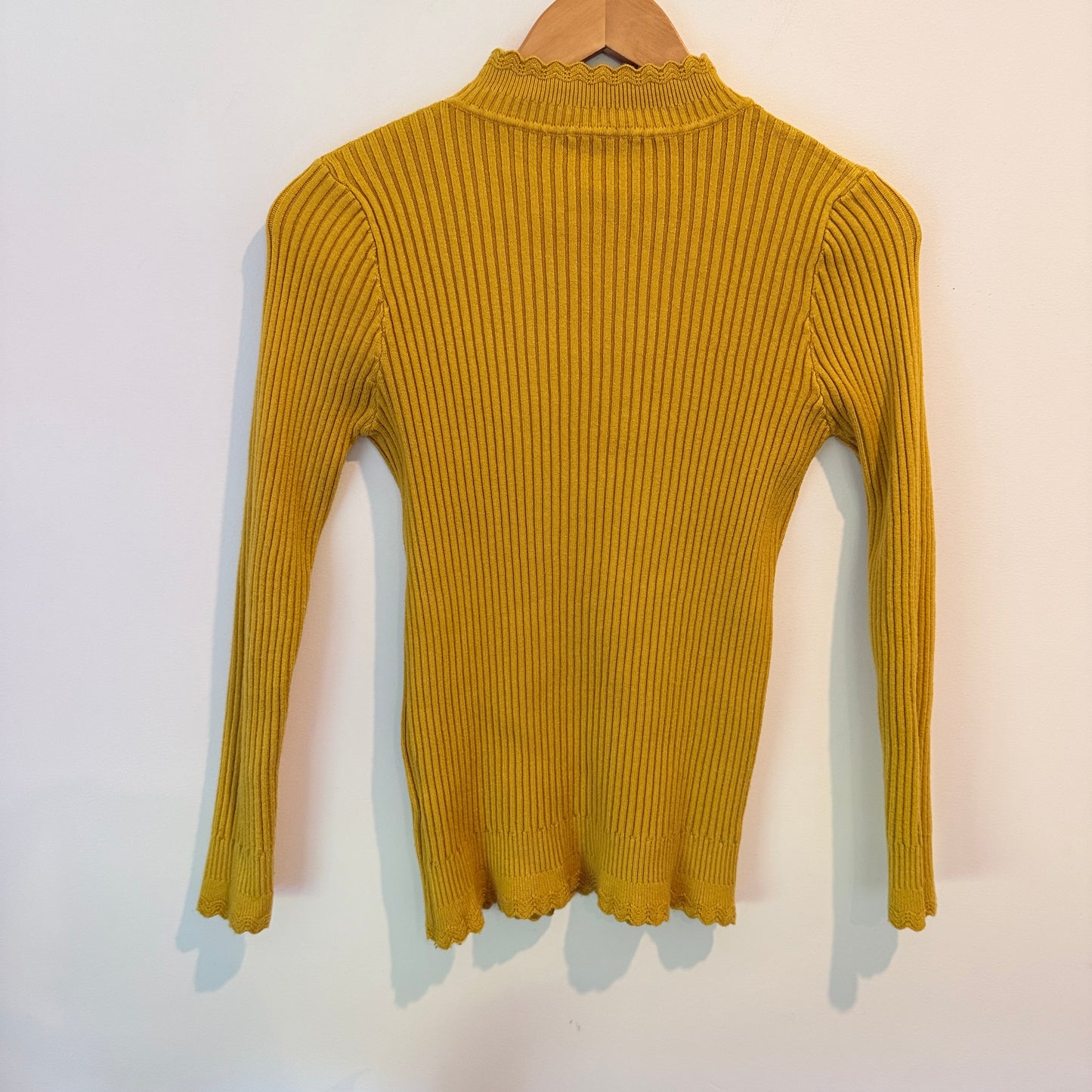 Brand Unknown Size U/Arm to U/Arm 37cm Ribbed Turtleneck Sweater