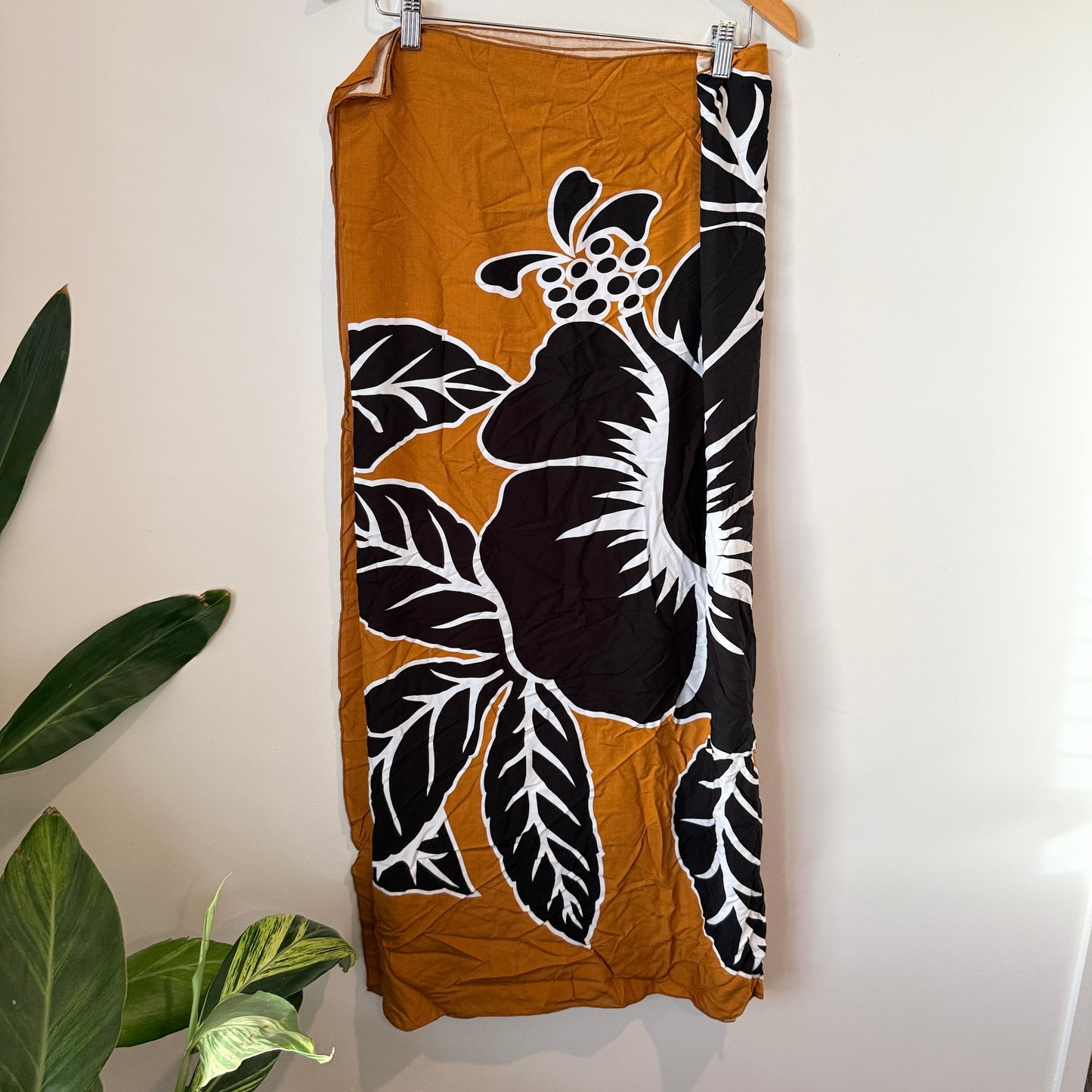 Tapa Print Pareu / Sarong – Brown & Black