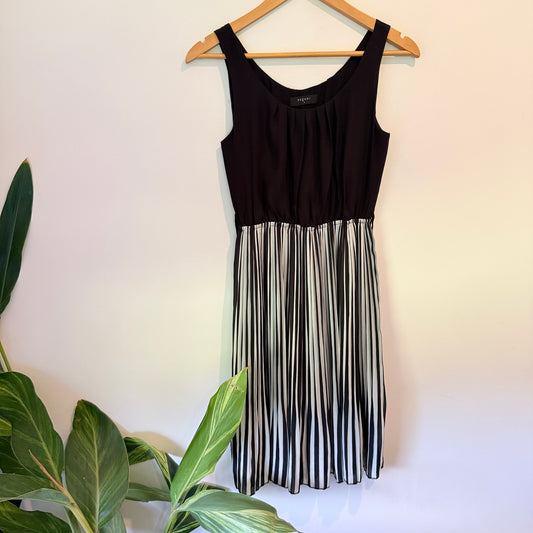 Pagani Size 6 Sleeveless Midi Dress