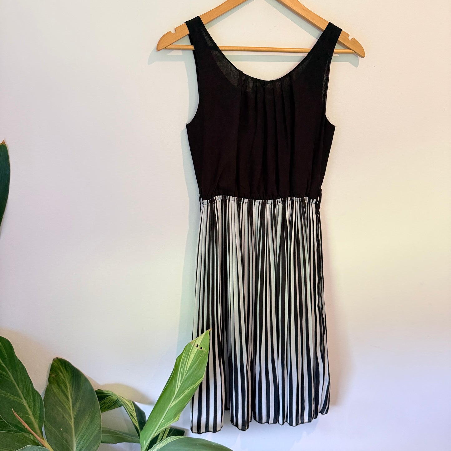 Pagani Size 6 Sleeveless Midi Dress