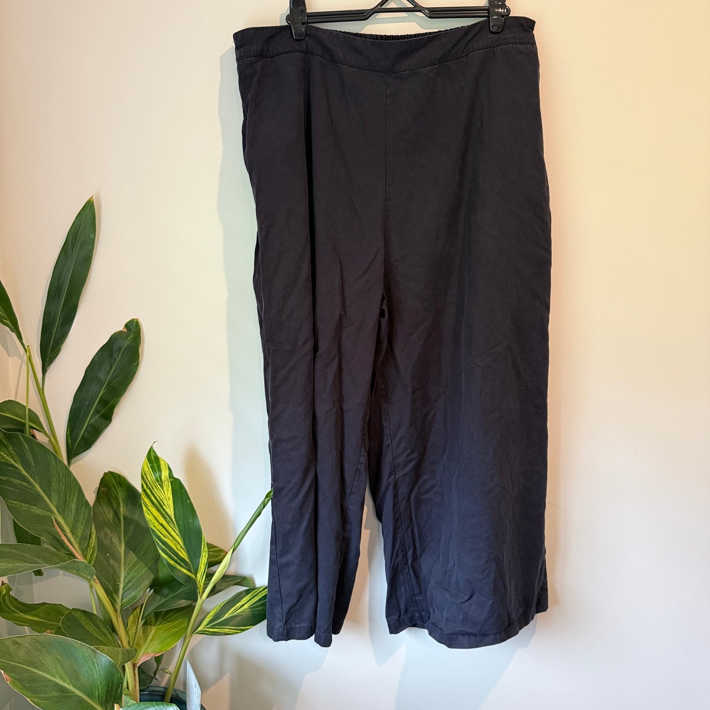 Friday Flamingo Size 04 Black Wide-Leg Trousers