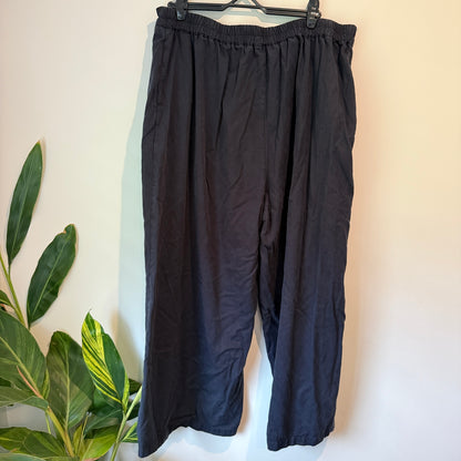 Friday Flamingo Size 04 Black Wide-Leg Trousers