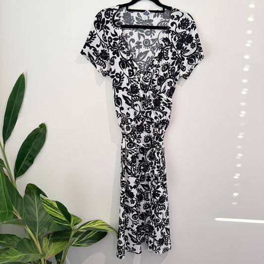 Under Cover Wear Size 14 B&W Short-Sleeved Stretch Wrap Dress