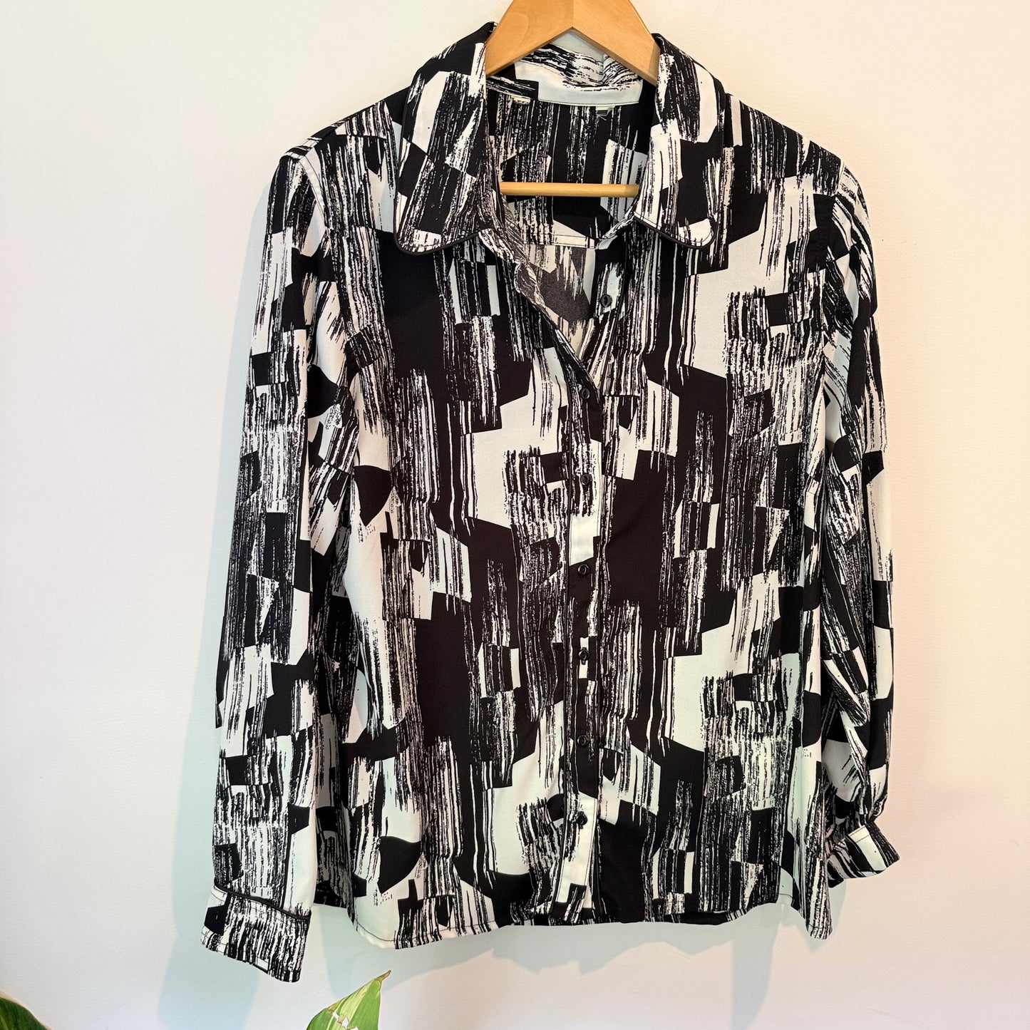 Brand Unknown Size U/Arm to U/Arm 54cm Abstract Print Button-Down Shirt