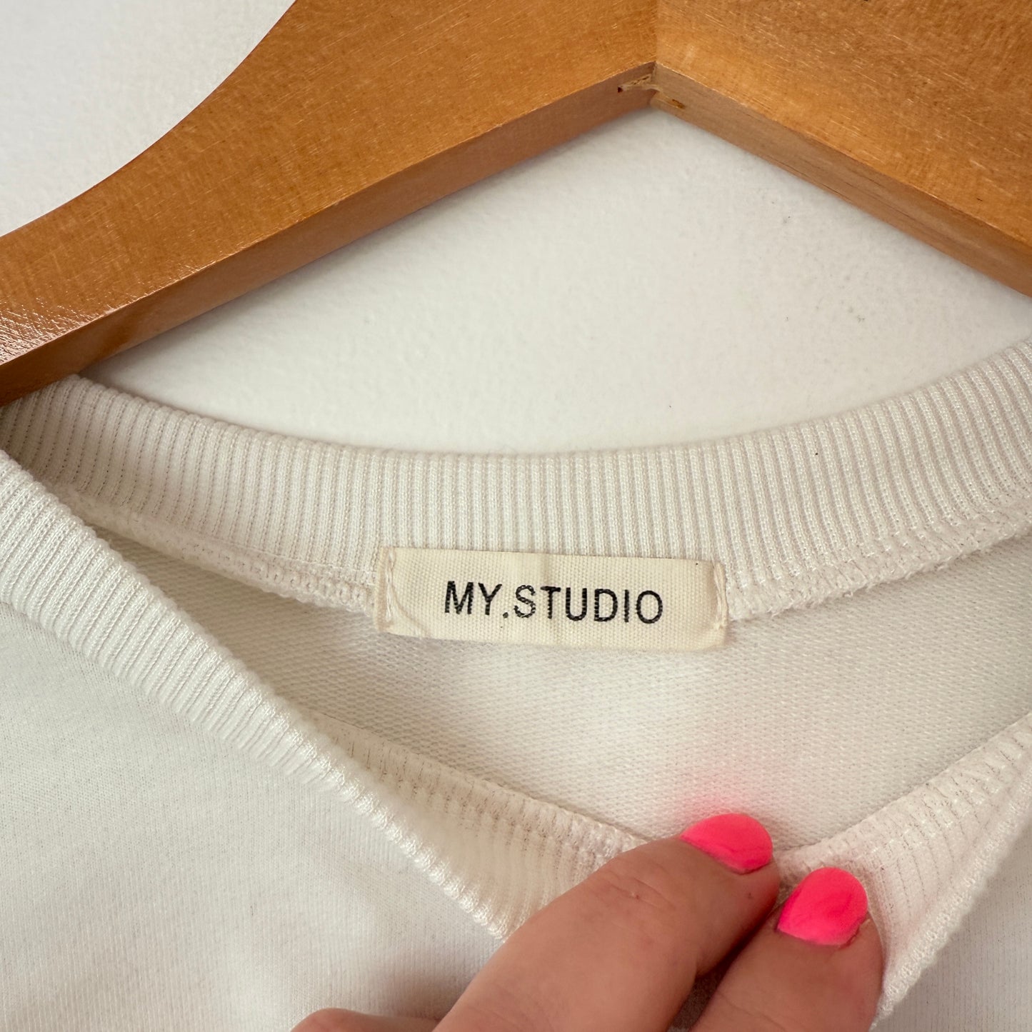 My.Studio Size U/Arm 42 White Cropped Sweatshirt Front Cutout
