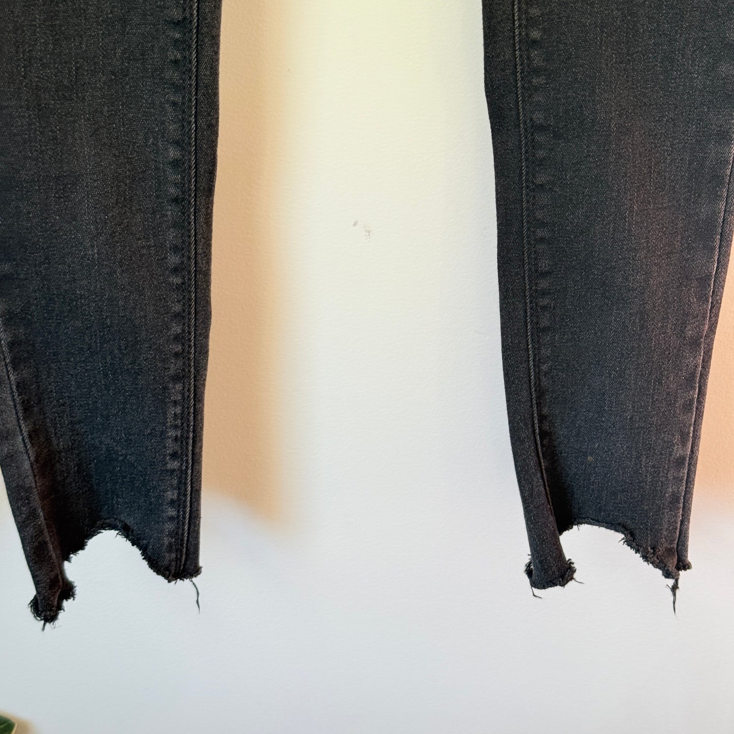 Labor Size 25 (66cm waist) Black Skinny Jeans Raw-Cut Split Hem