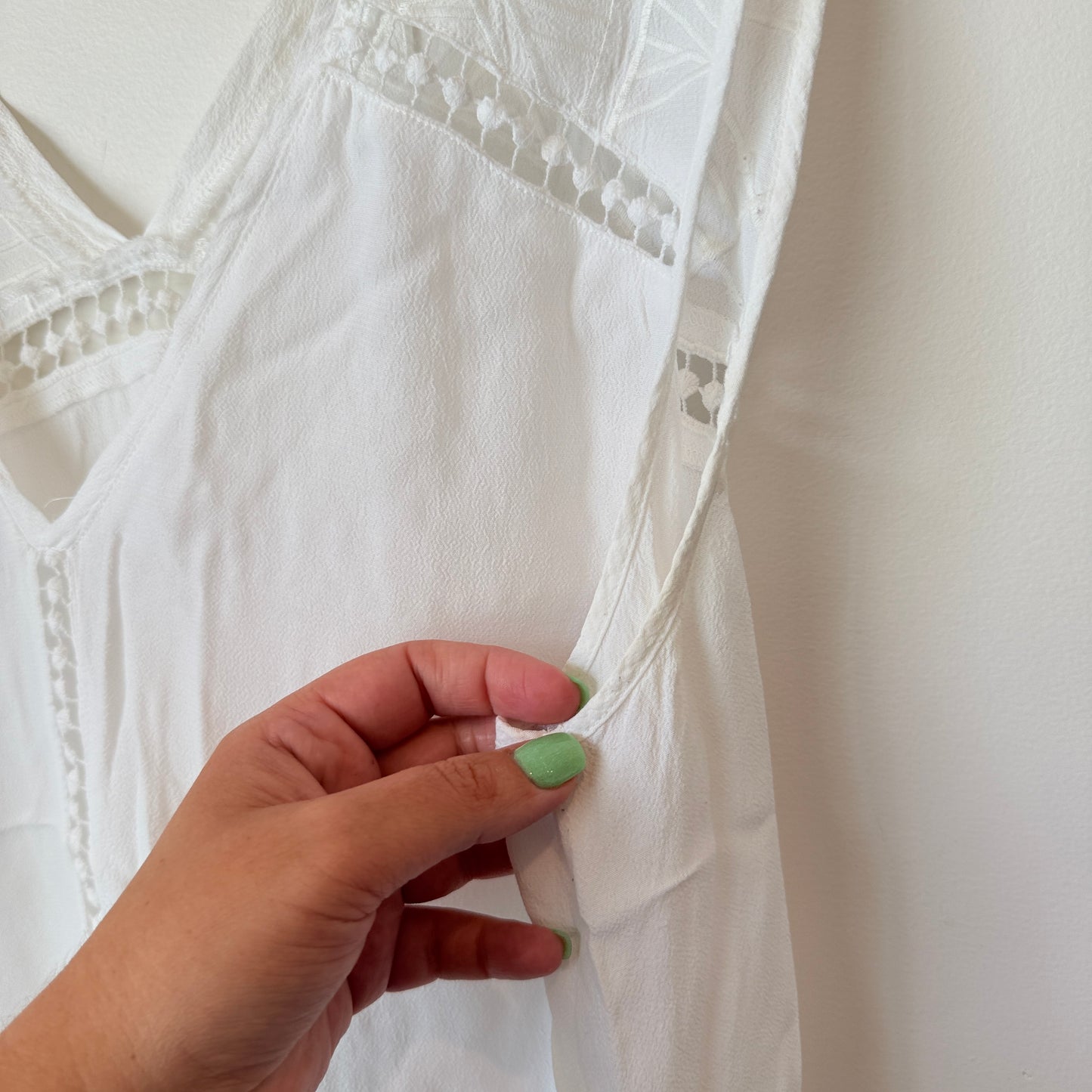 Brand Unknown U/Arm to U/Arm 54cm Sleeveless V-Neck Embroidered Blouse