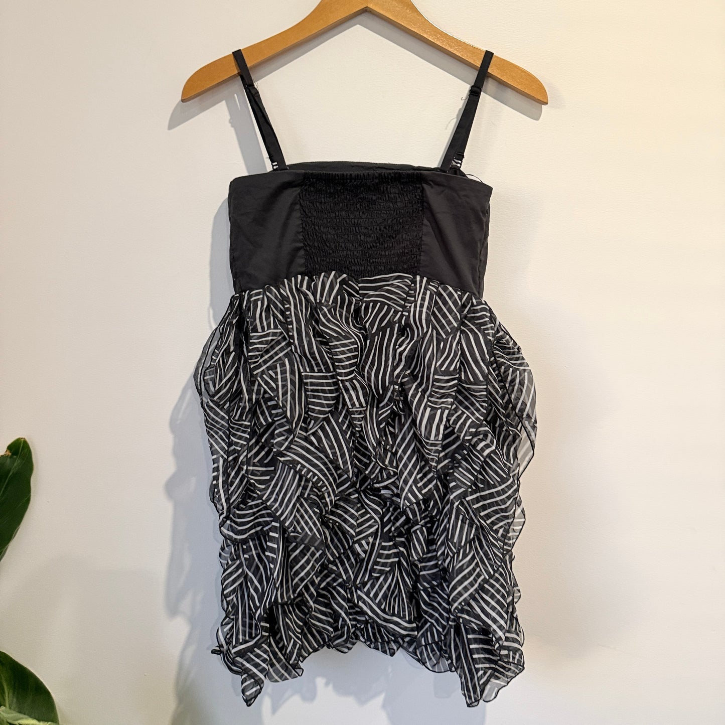 Vero Moda Size 34/XS Black & White Ruffle Mini Dress