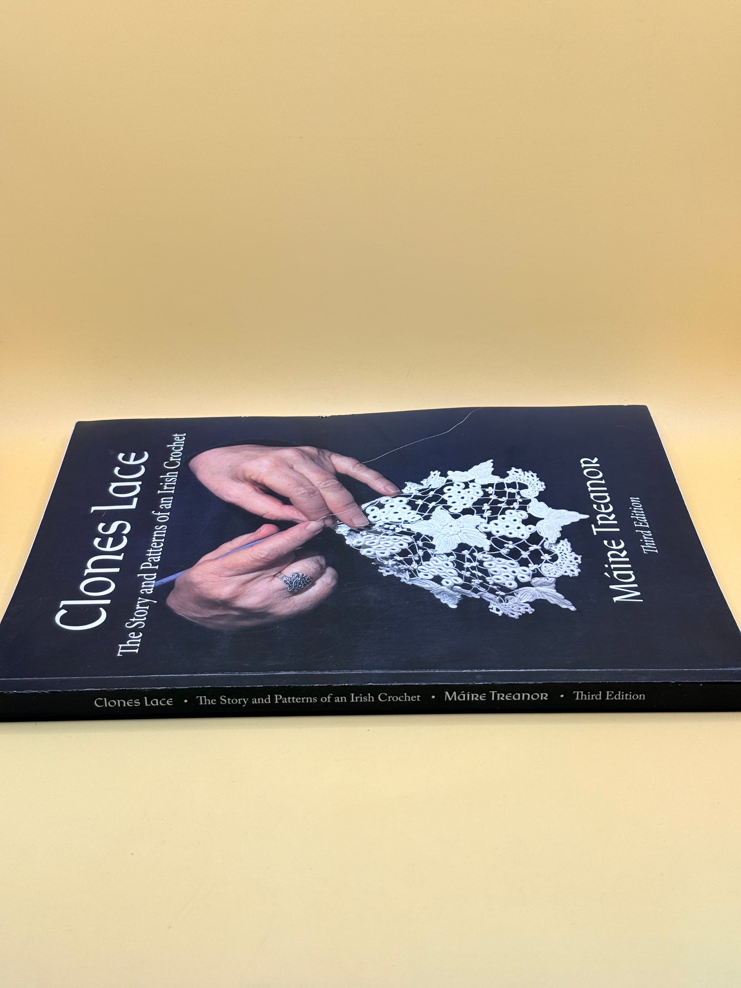 Clones Lace: The Story and Patterns of an Irish Crochet by Máire Treanor