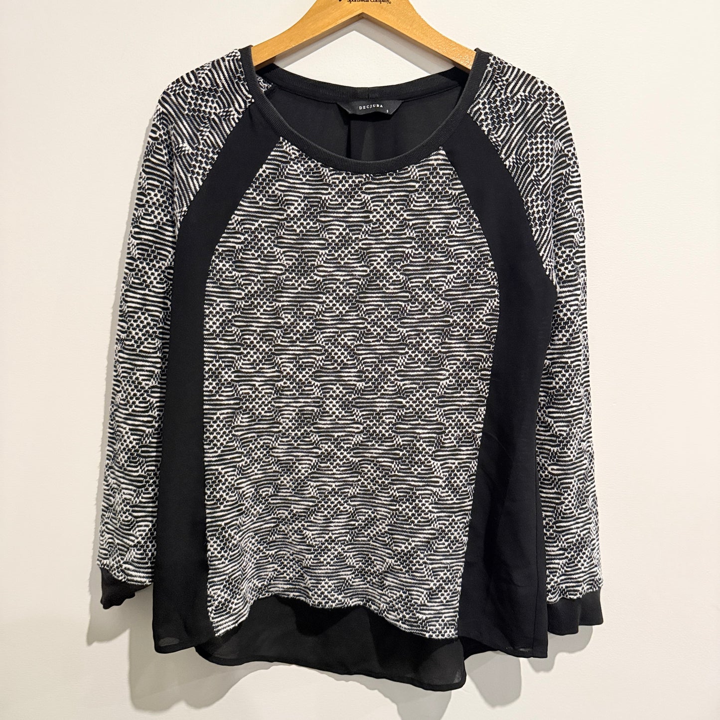 Decjuba Size S Patterned Long-Sleeve Top